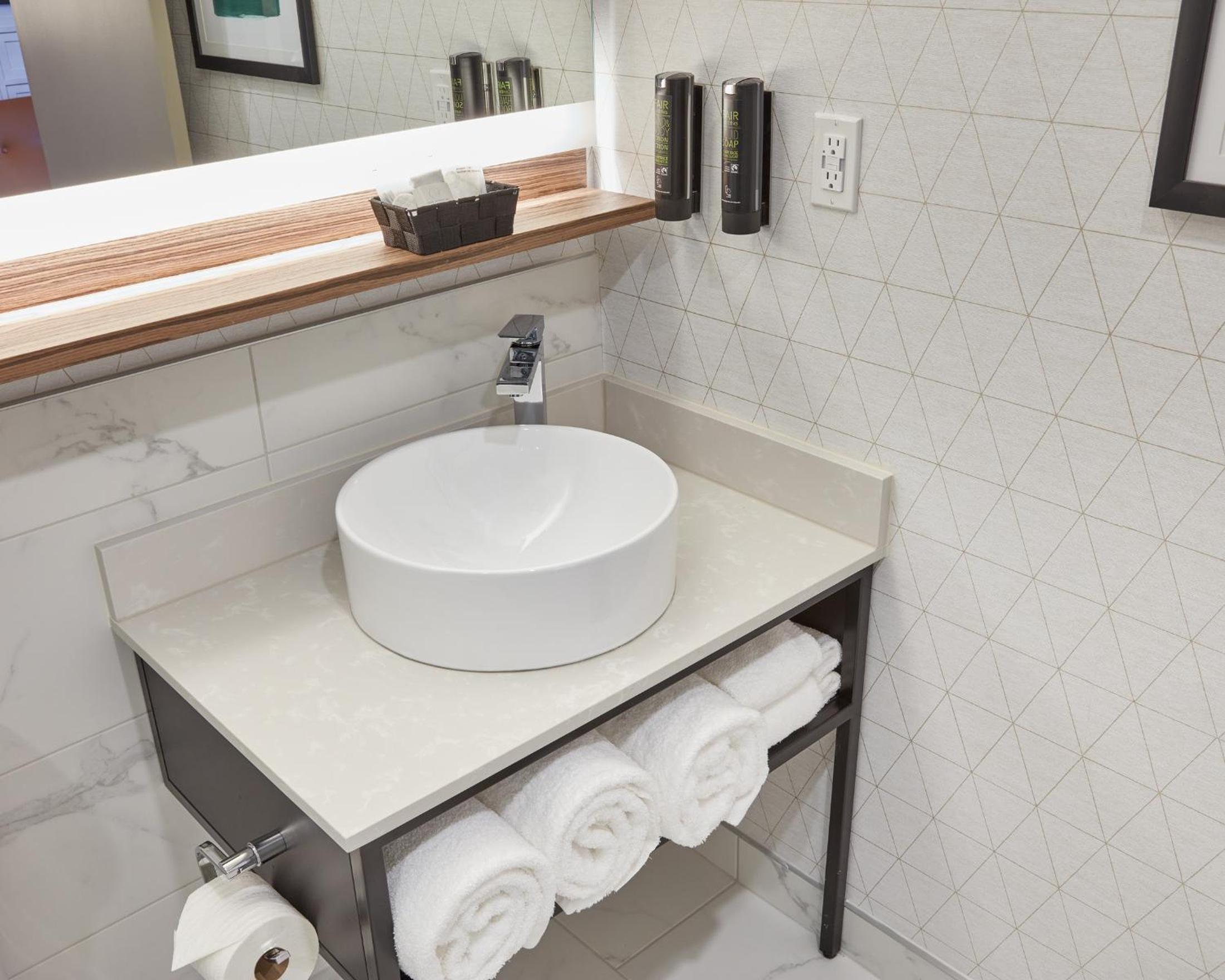 Business King Room - Fully Renovated 2021