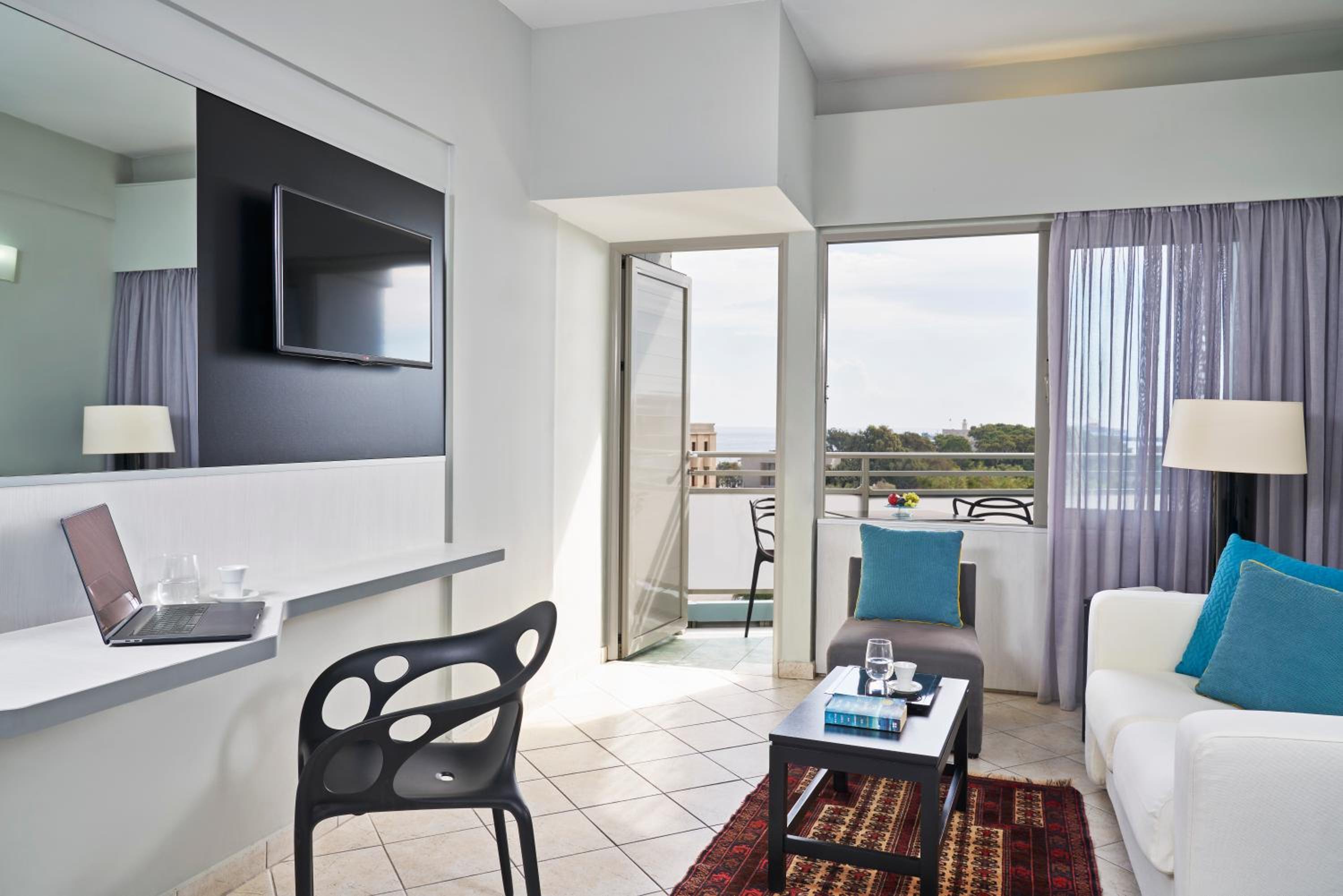 Superior Suite with Sea View - Photo 5