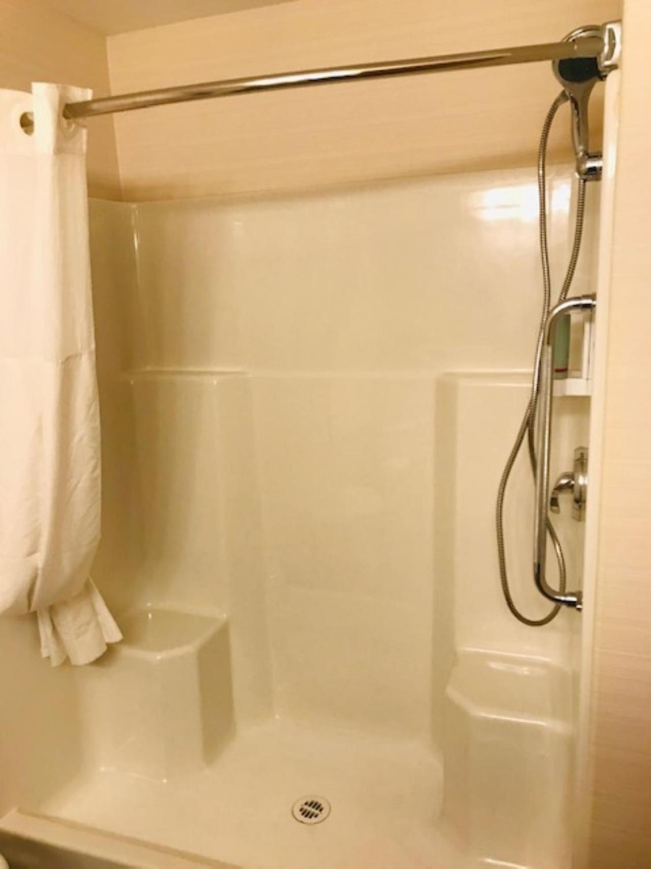 Queen Suite with Kitchenette - No Pets Allowed/Non-Smoking - Photo 7
