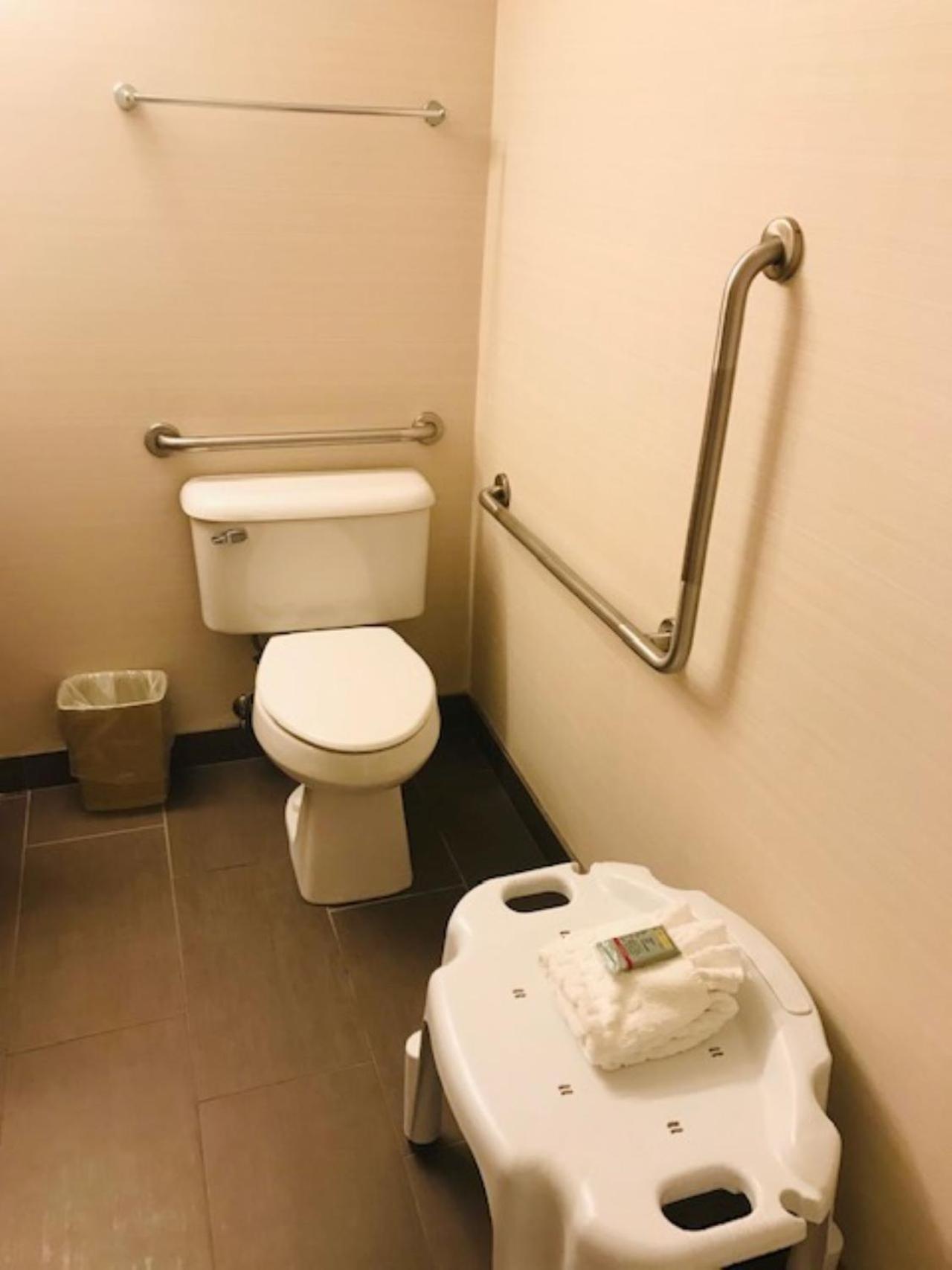Queen Suite with Kitchenette - No Pets Allowed/Non-Smoking - Photo 2