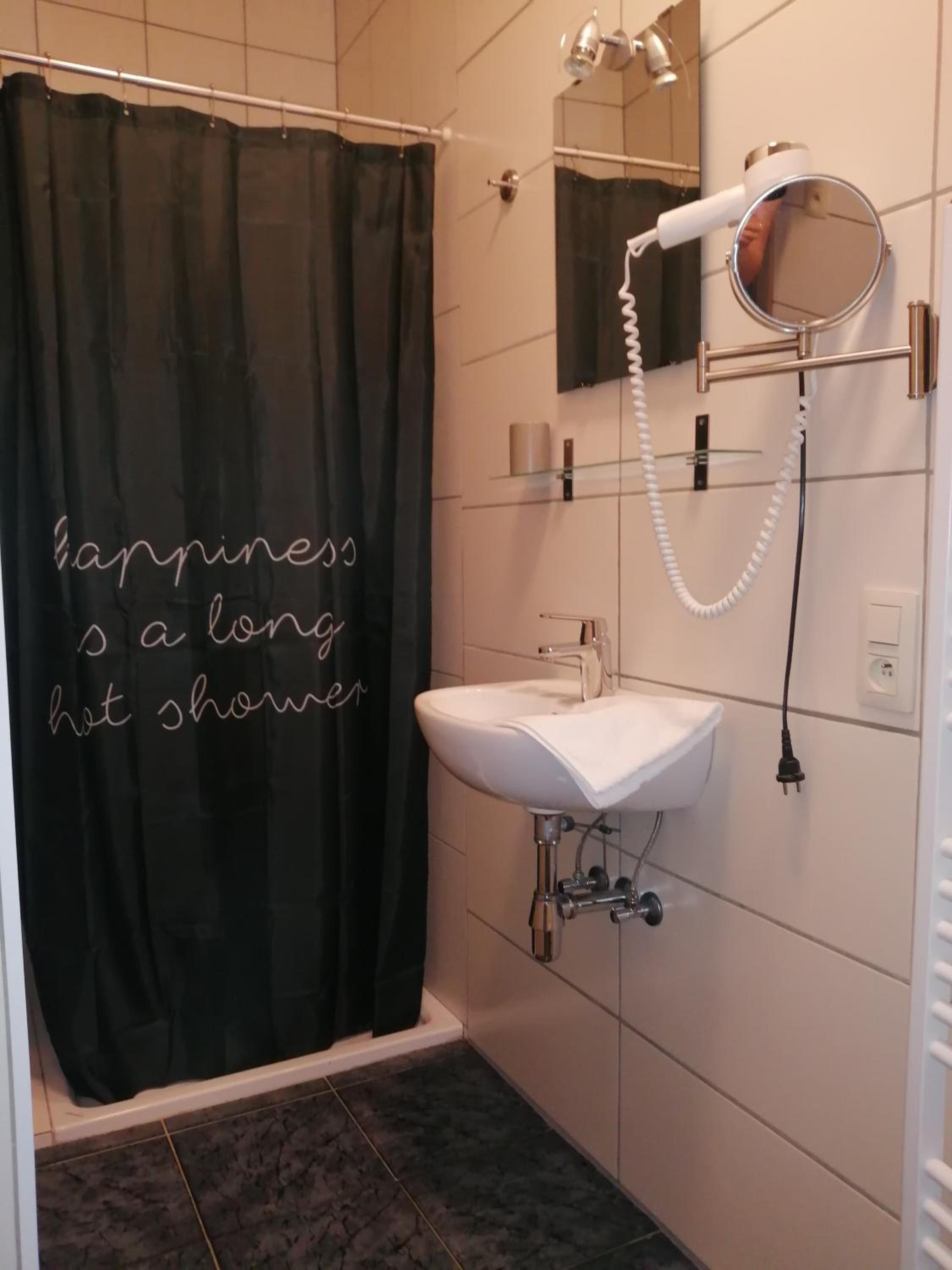 Single Room with Bathroom photo 2