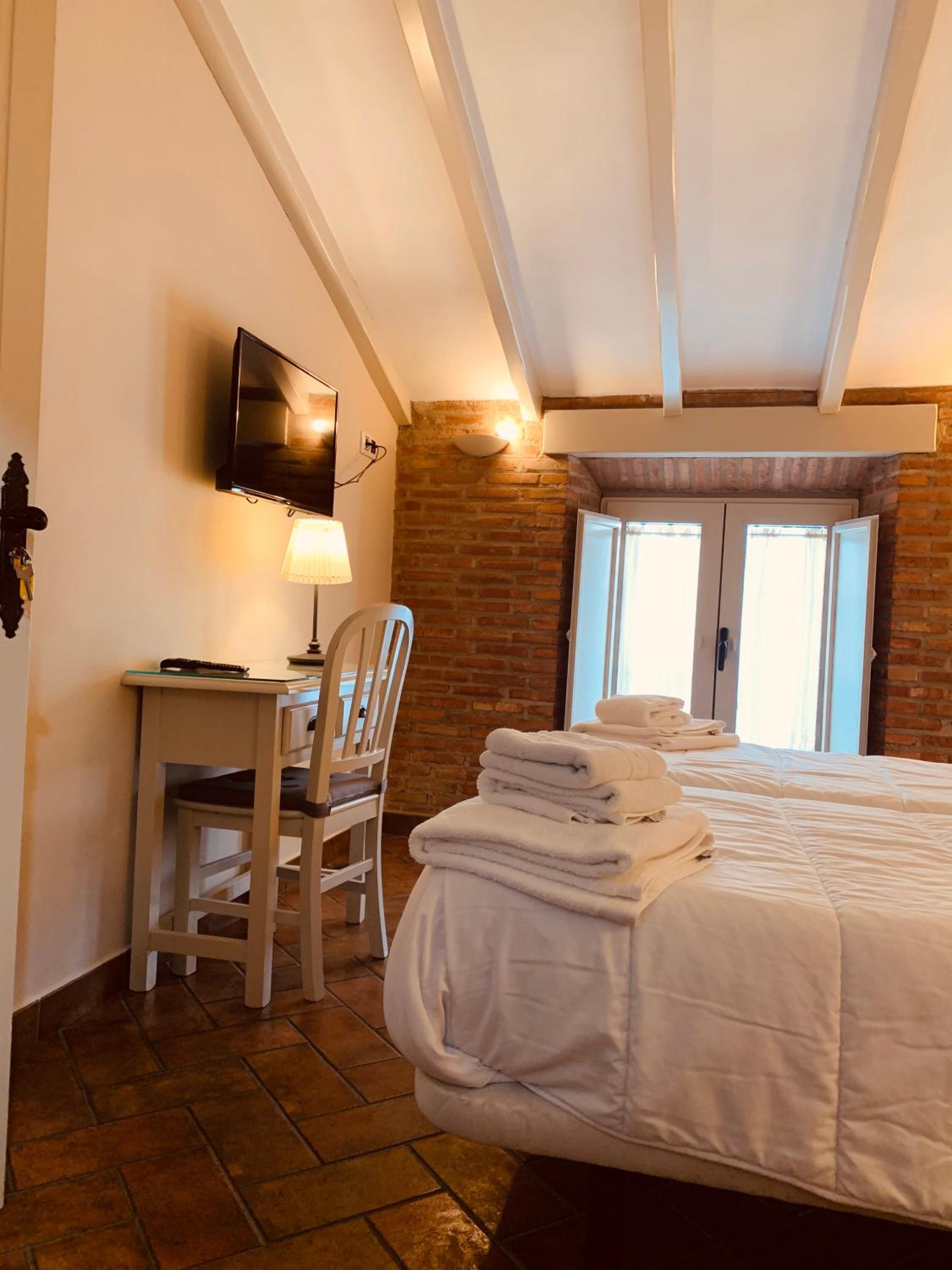 Double or Twin Room - Photo 4