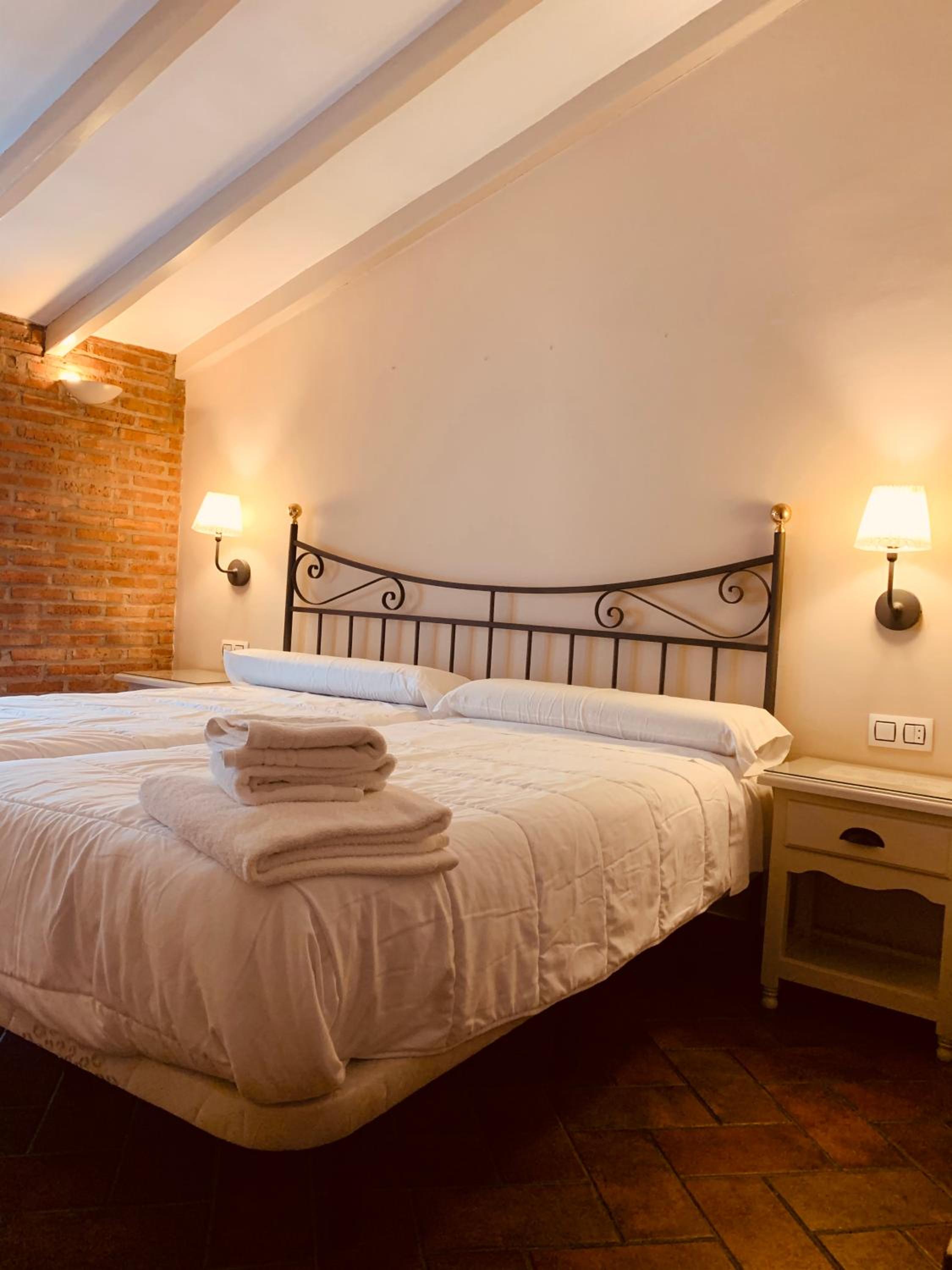 Double or Twin Room - Photo 5