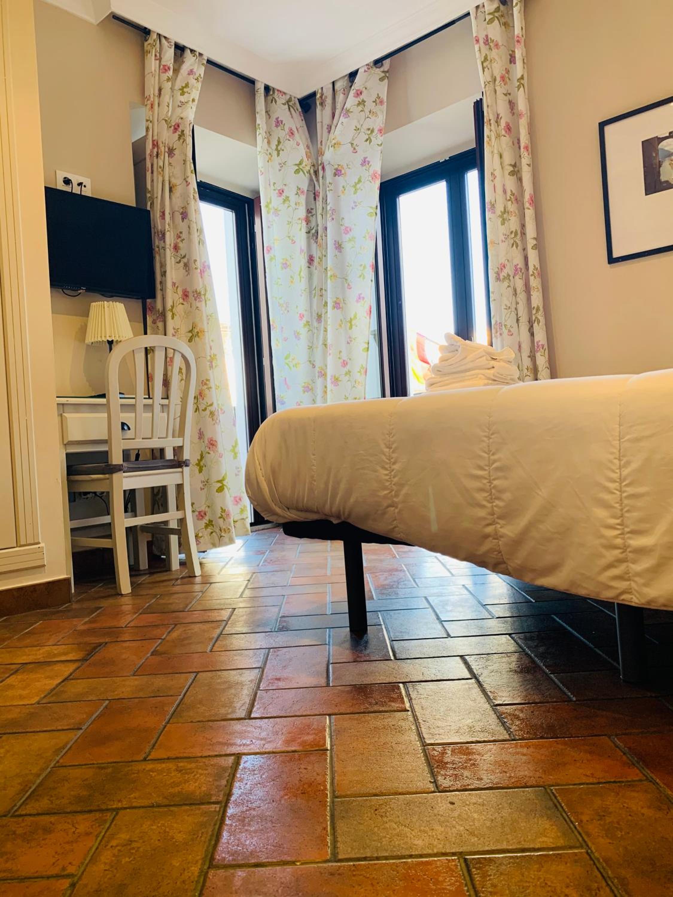 Double or Twin Room - Photo 8