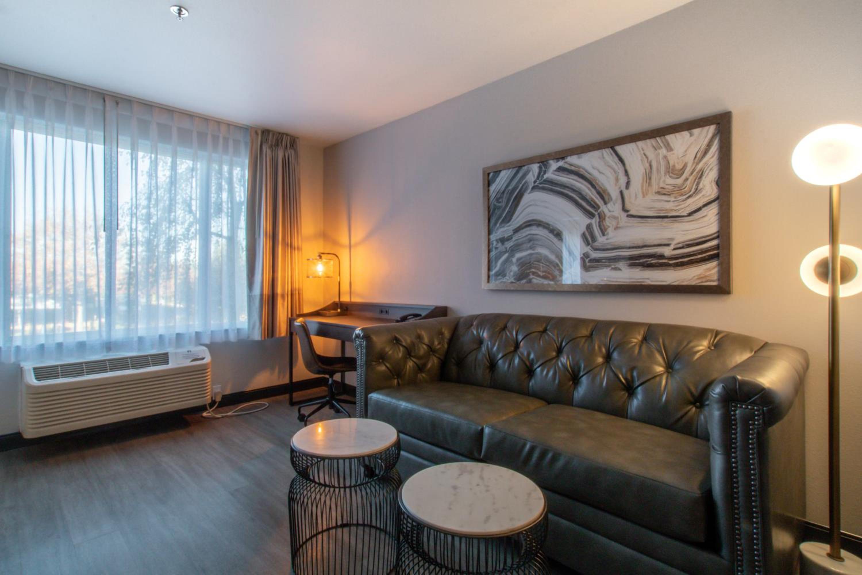 Two Room Family Suite 2 King 2 Bathroom Sleeper Sofa photo 2