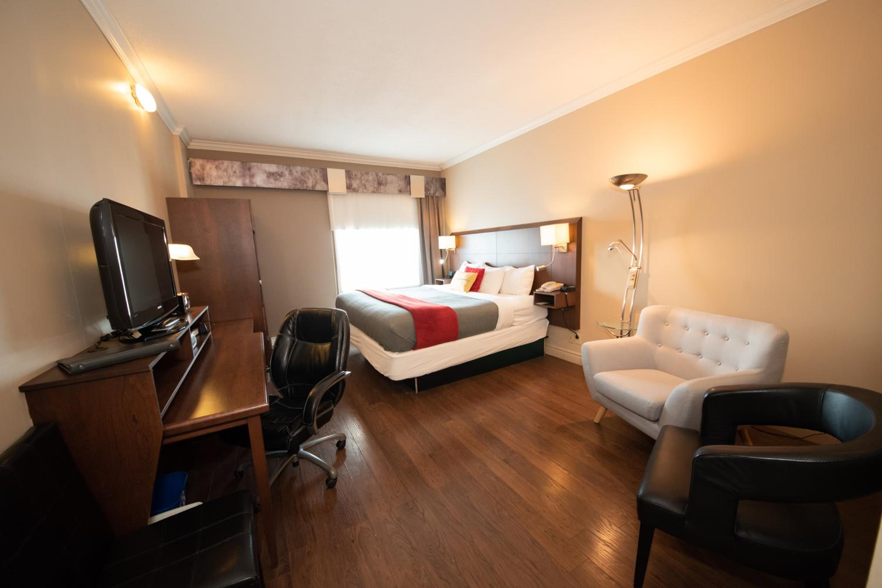 King Room - Non-Smoking - Photo 7