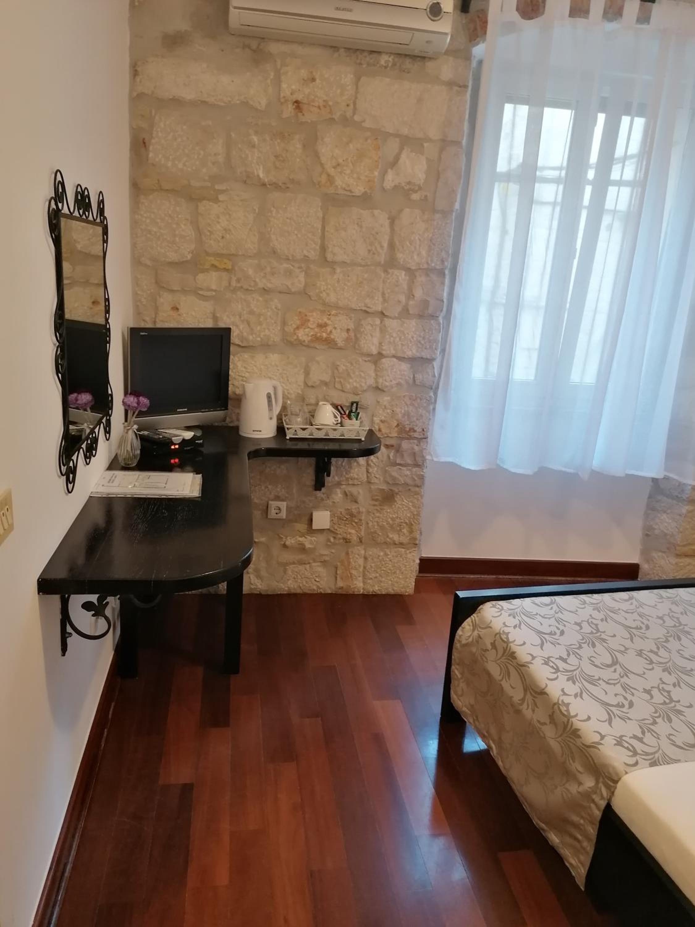 Standard Double Room - Photo 16
