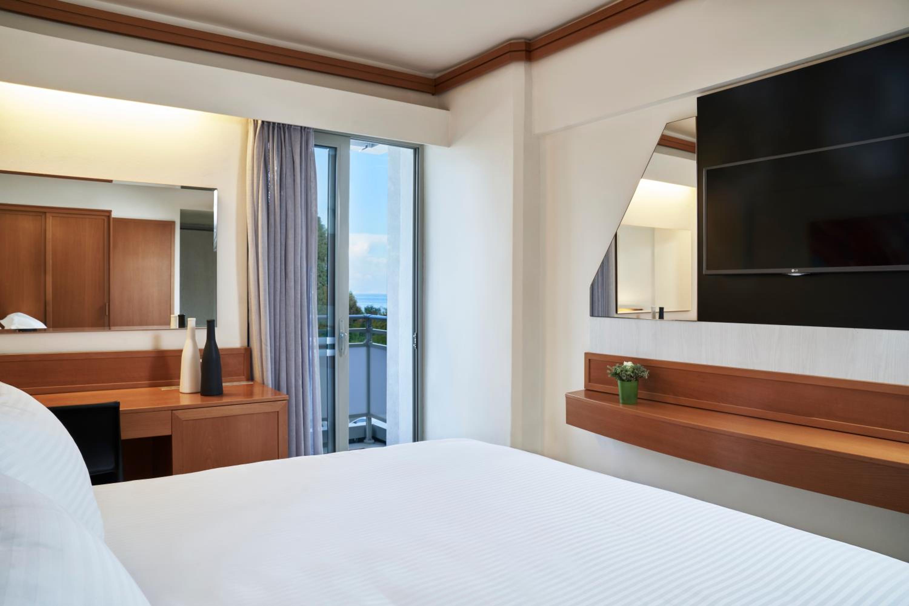 Superior Guestroom with side sea view - Photo 5