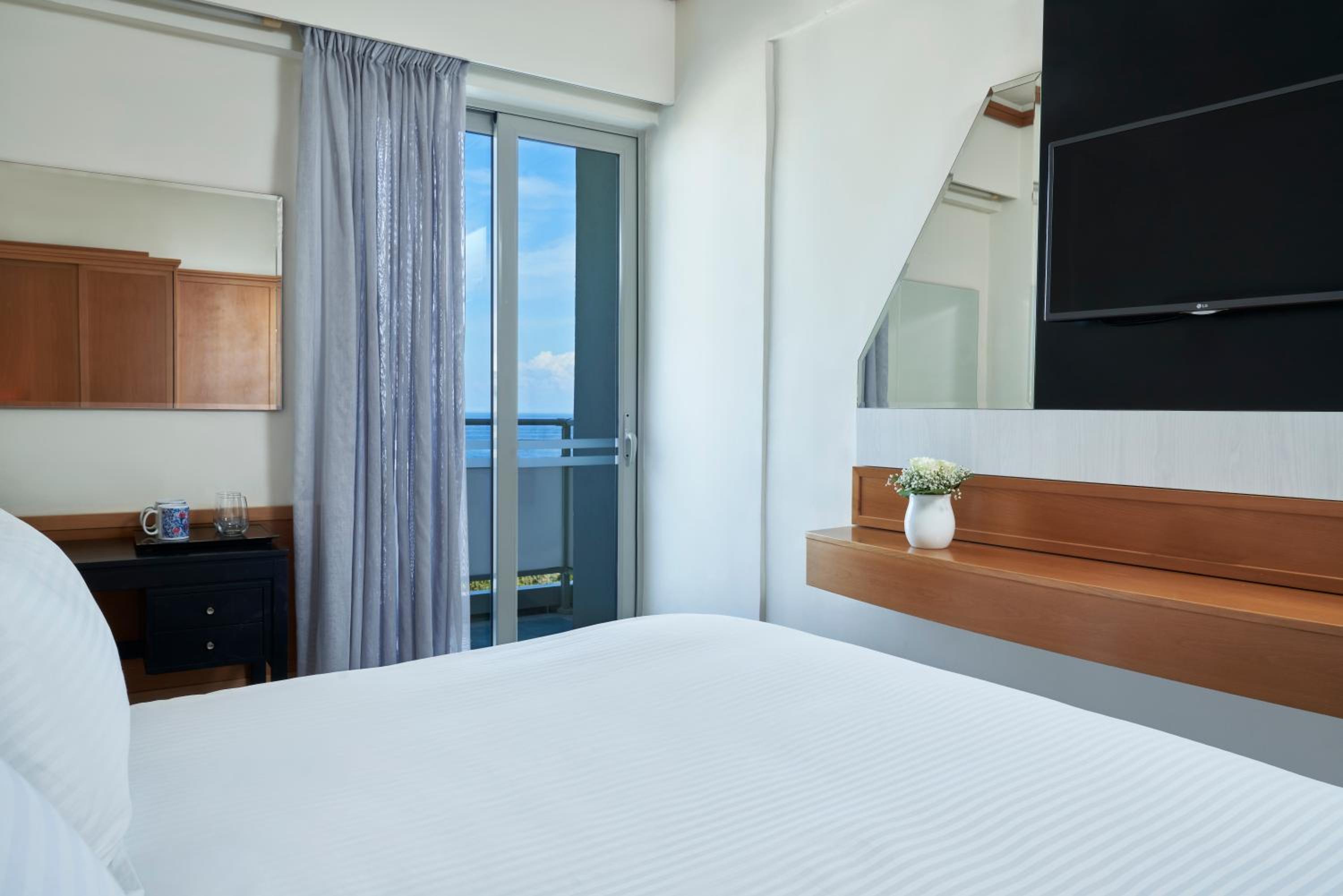 Superior Guestroom with side sea view - Photo 4