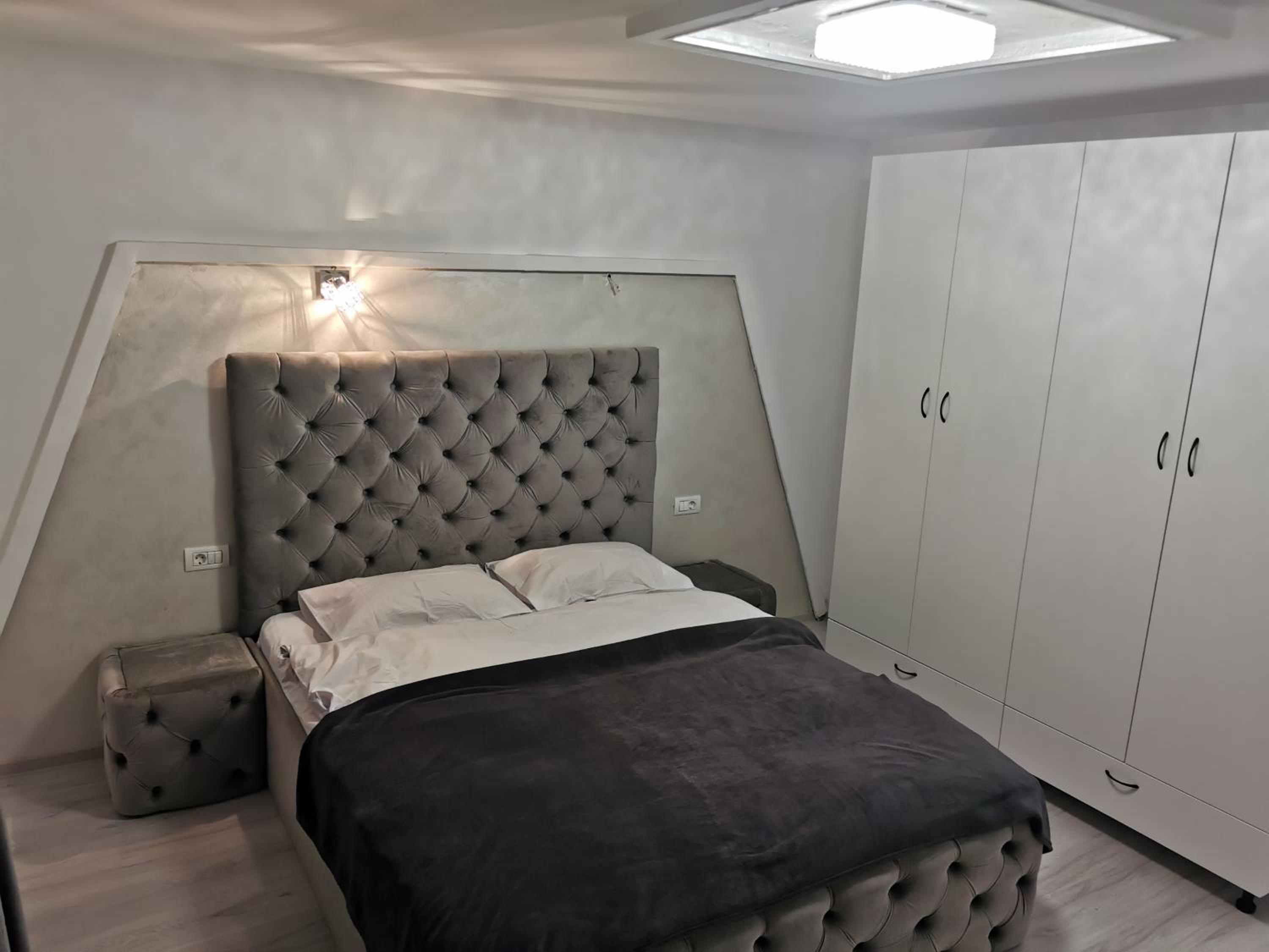 One-Bedroom Apartment - Photo 1