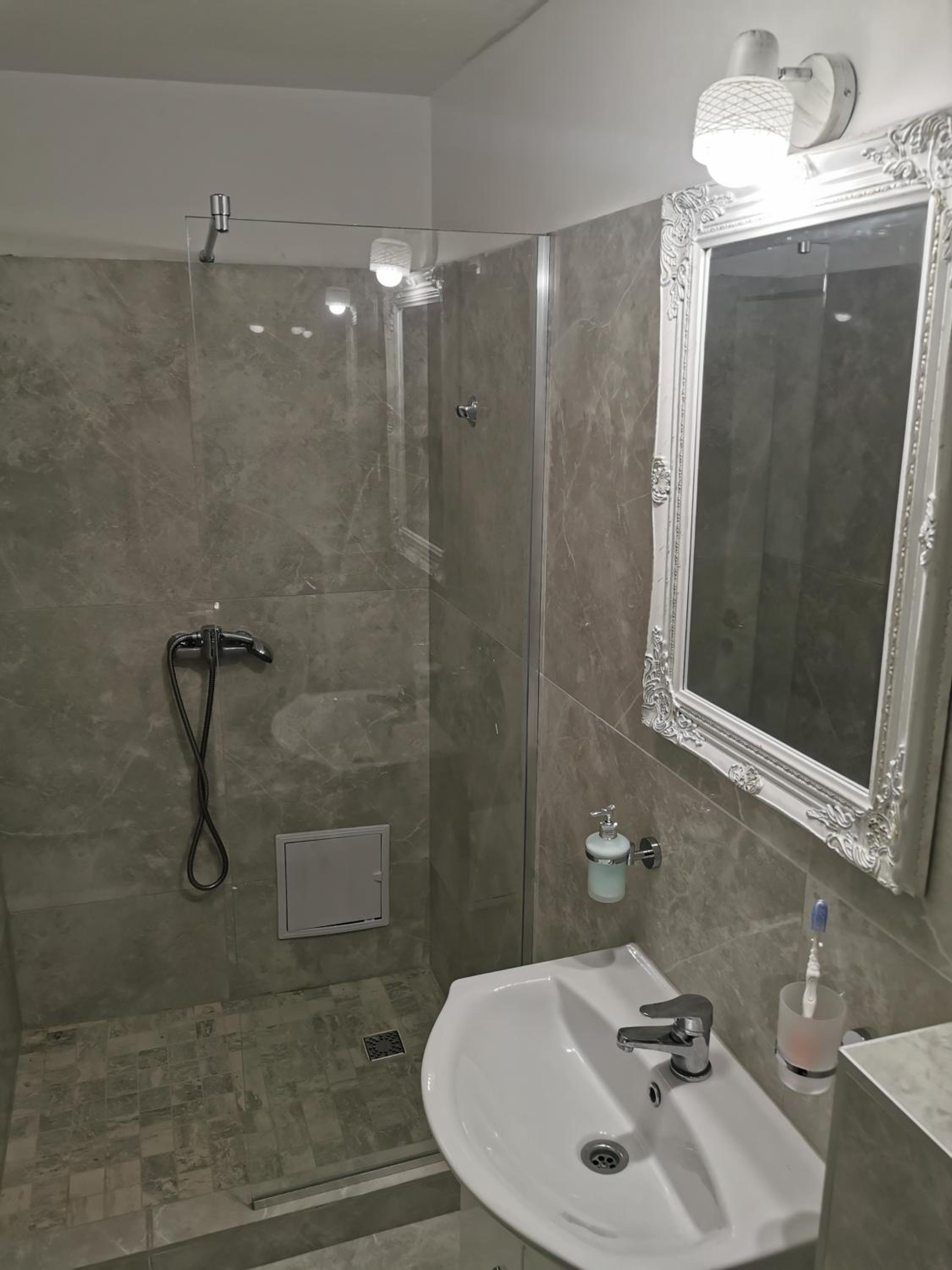 One-Bedroom Apartment - Photo 9