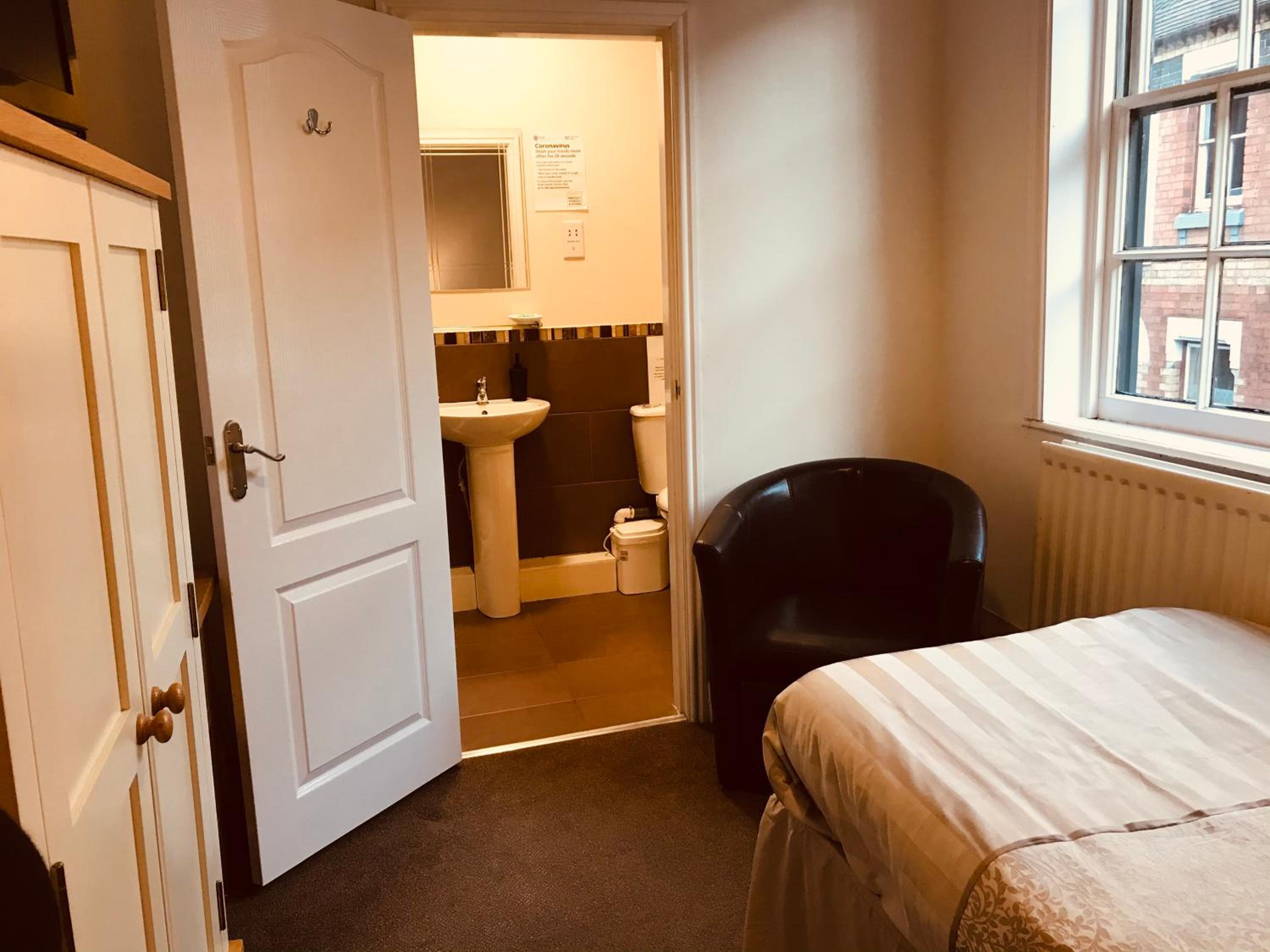 Single Room with Private Bathroom photo 1