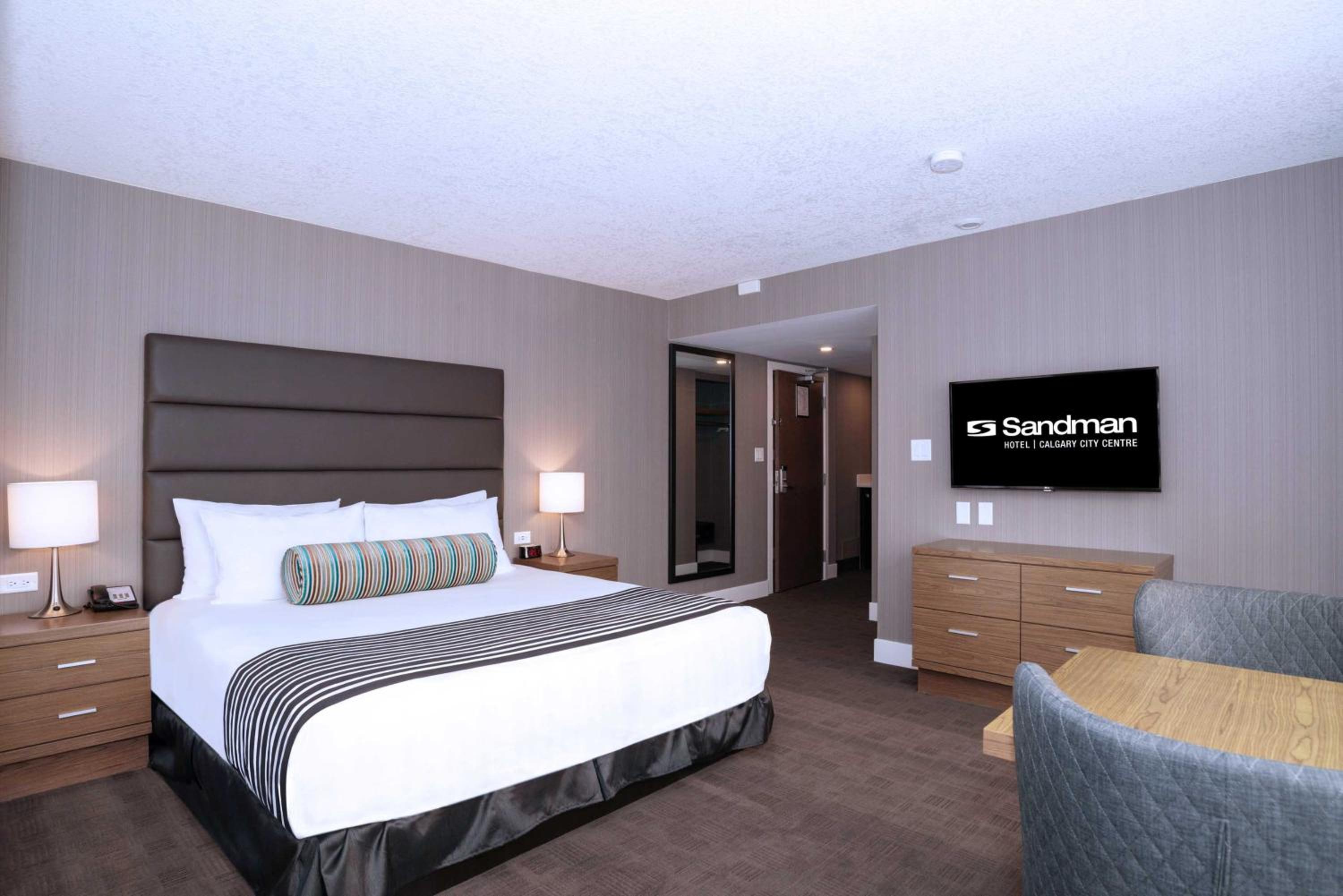 Standard Room, 1 King Bed, Kitchenette - Photo 7