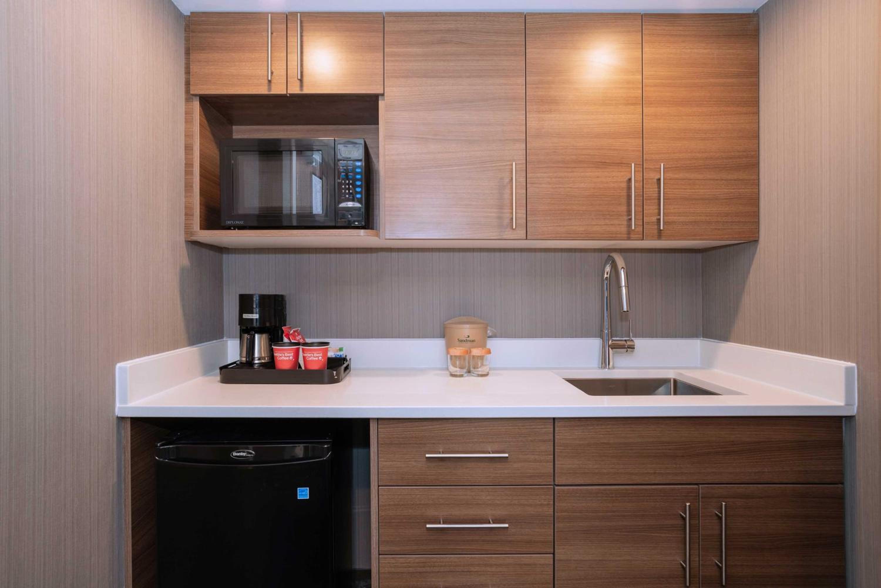 Standard Room, 1 King Bed, Kitchenette - Photo 5