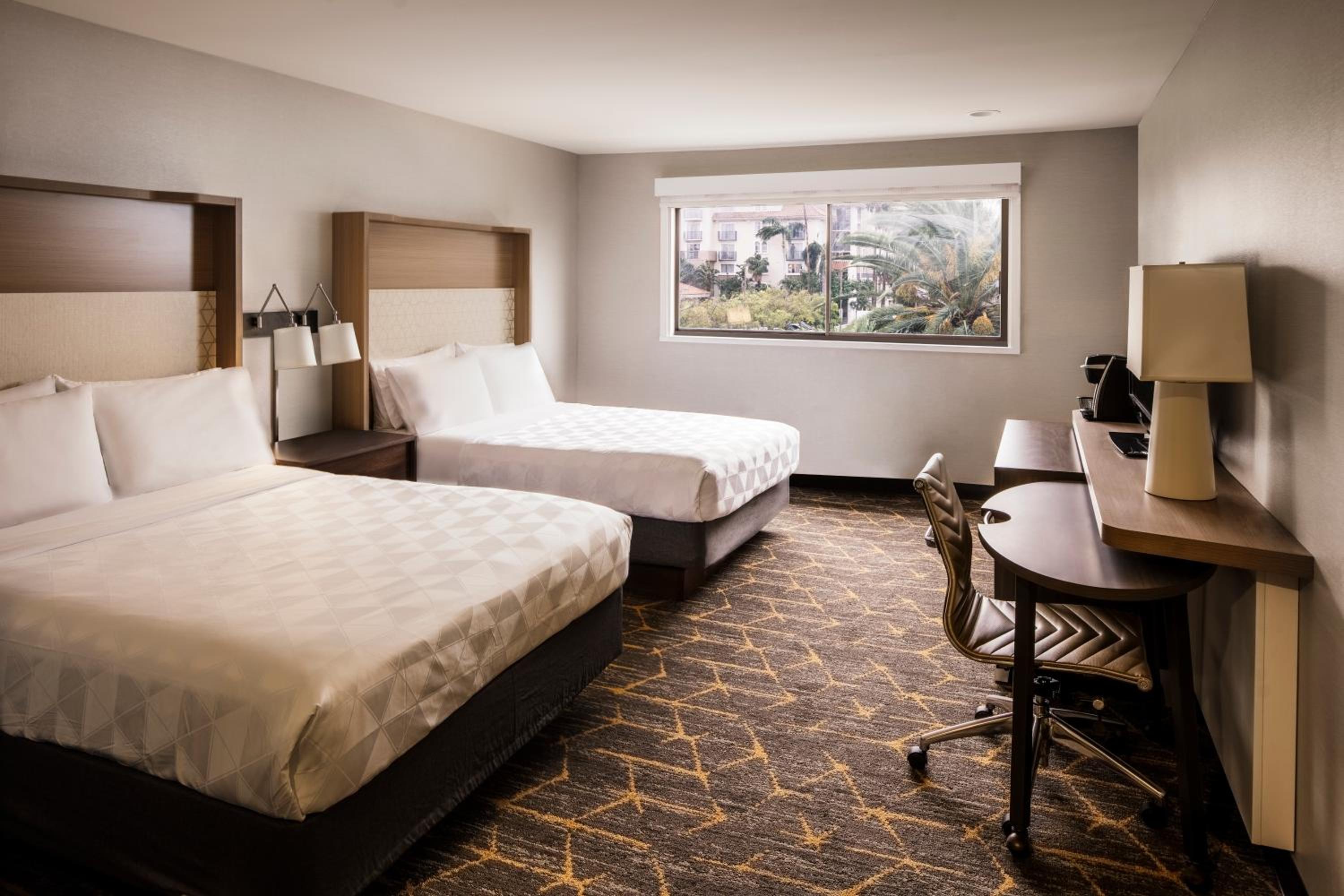 Standard Room with Two Queen Beds - Photo 2