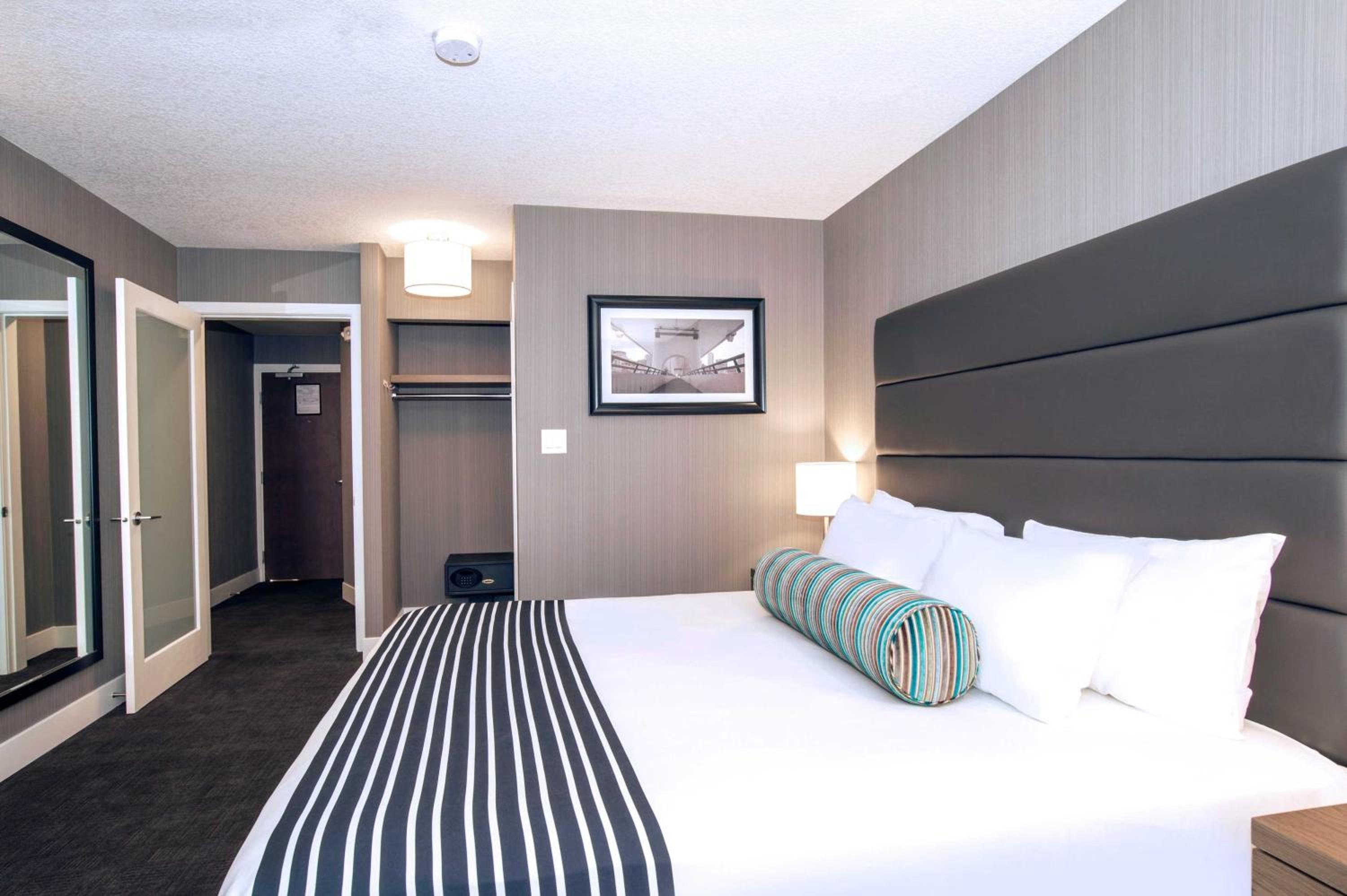 Standard Room, 1 King Bed, Sofa Bed, Kitchenette - Photo 5