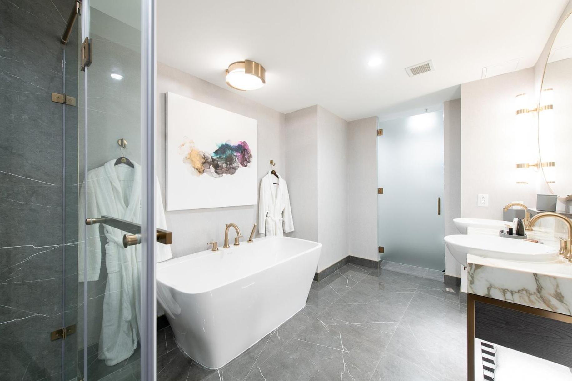 Grand Suite, 2 Queen Beds, Soaker Tub - Photo 5