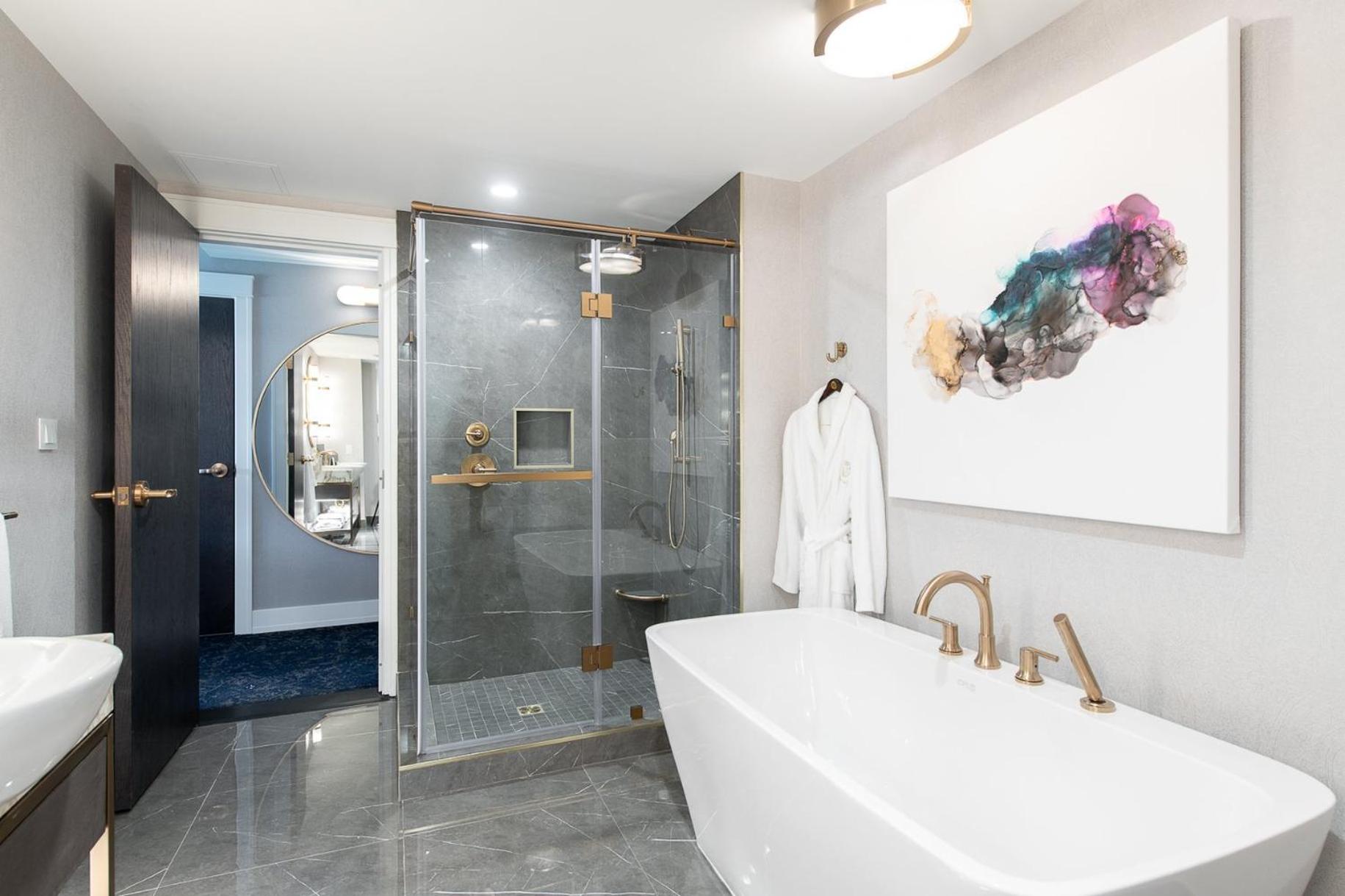 Grand Suite, 2 Queen Beds, Soaker Tub - Photo 4