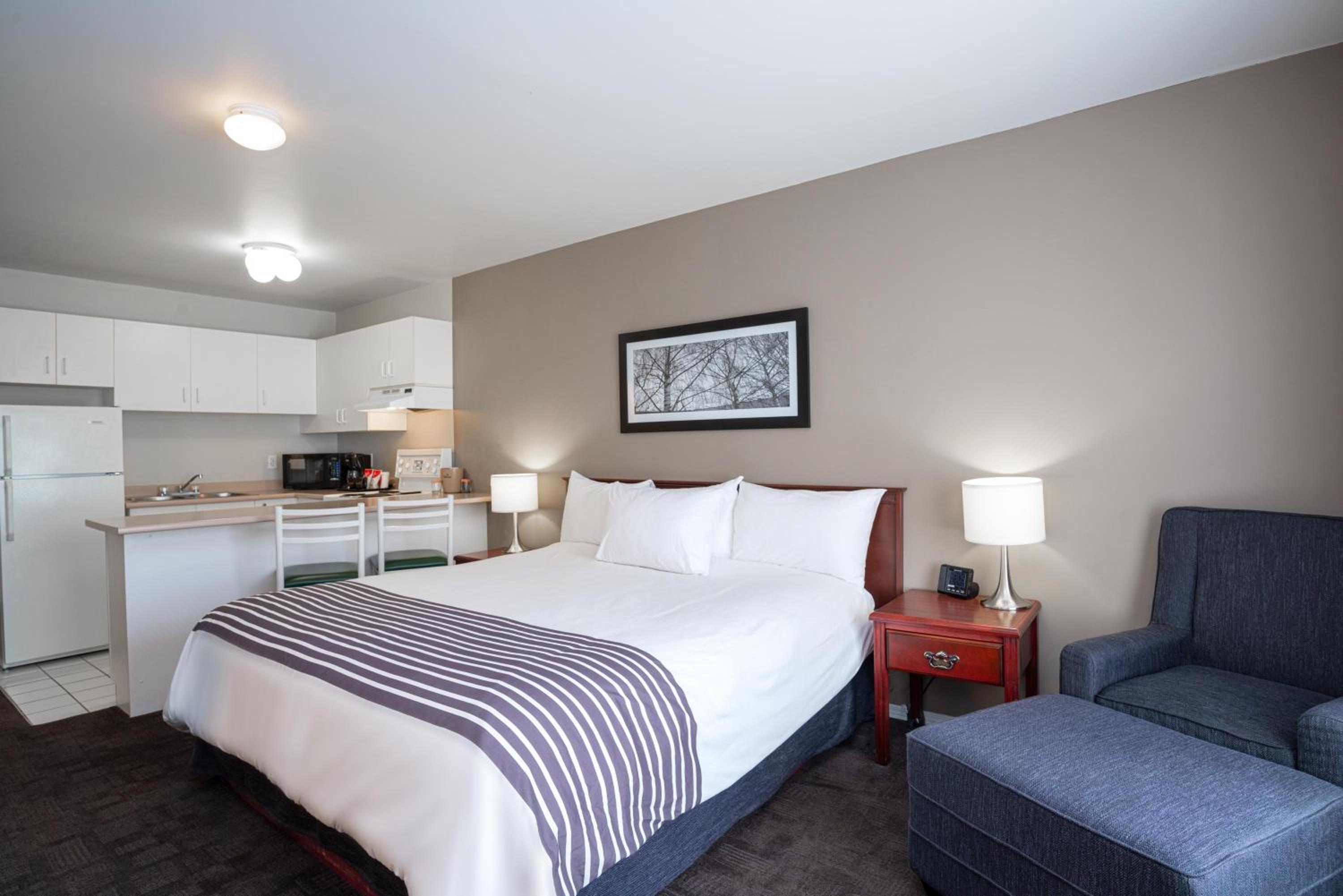 Studio Suite, 1 Queen Bed, Kitchen - Photo 1