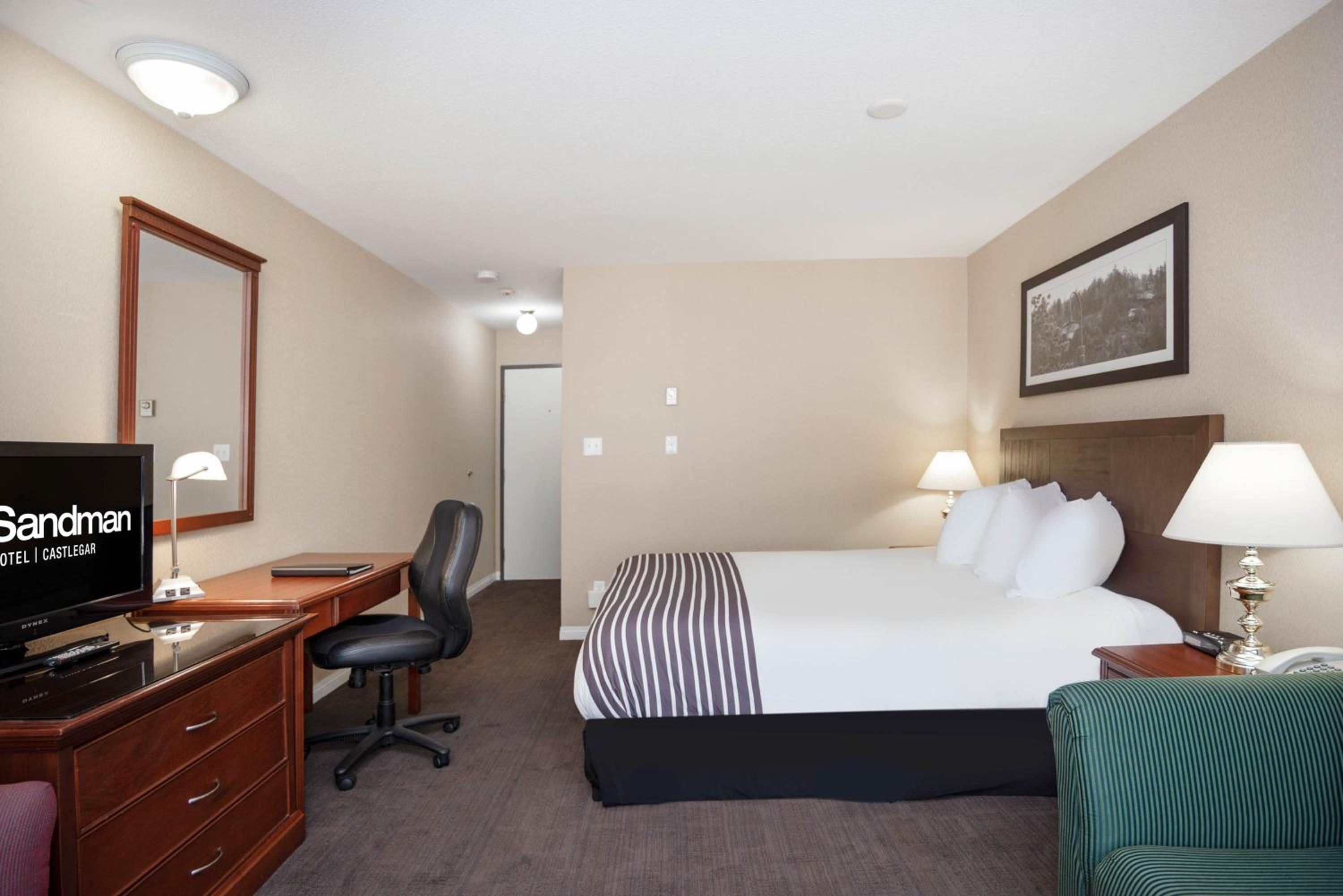 Standard Room, 1 Queen Bed, Sofa Bed - Photo 3