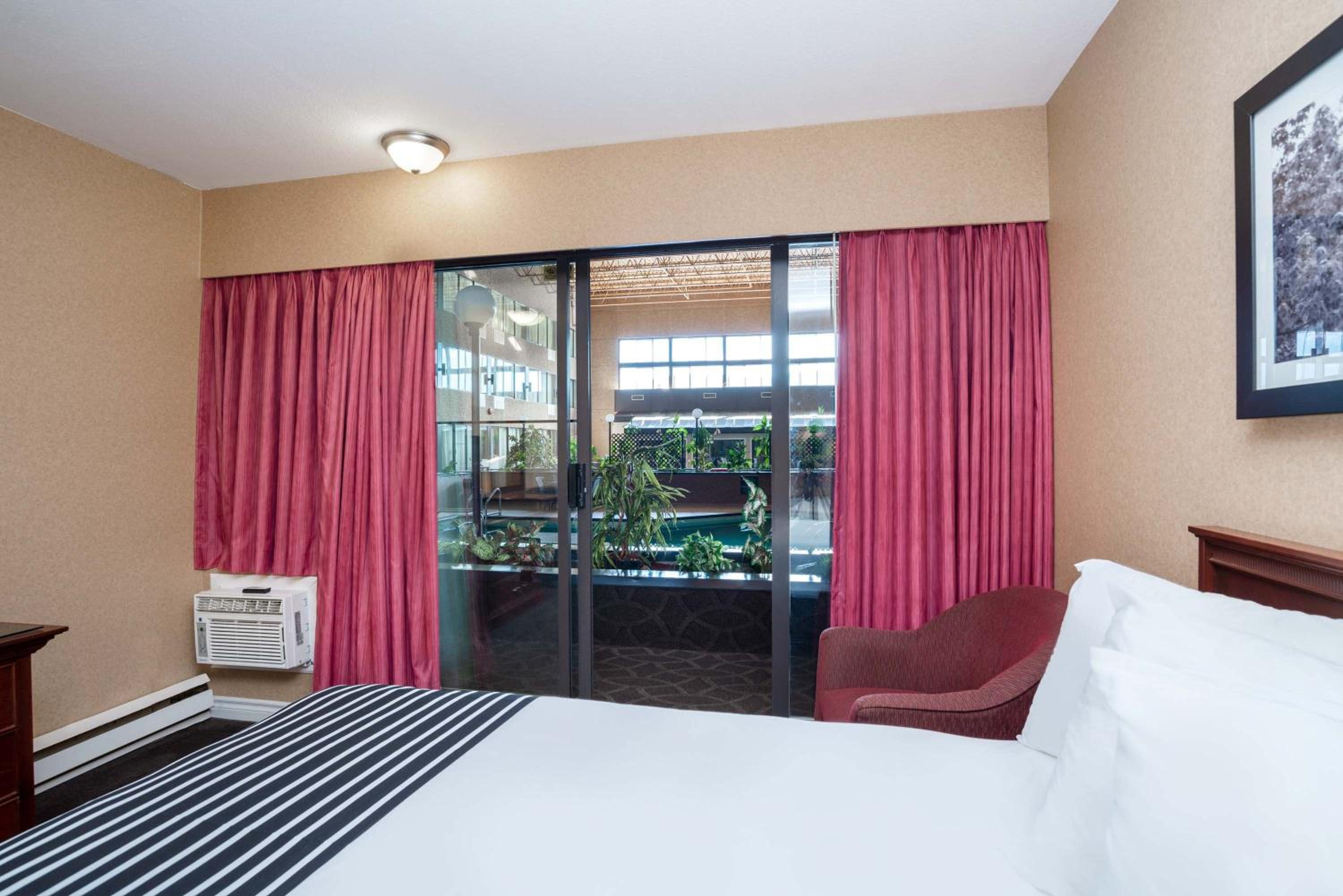 Standard Room, 2 Double Beds, Poolside - Photo 5