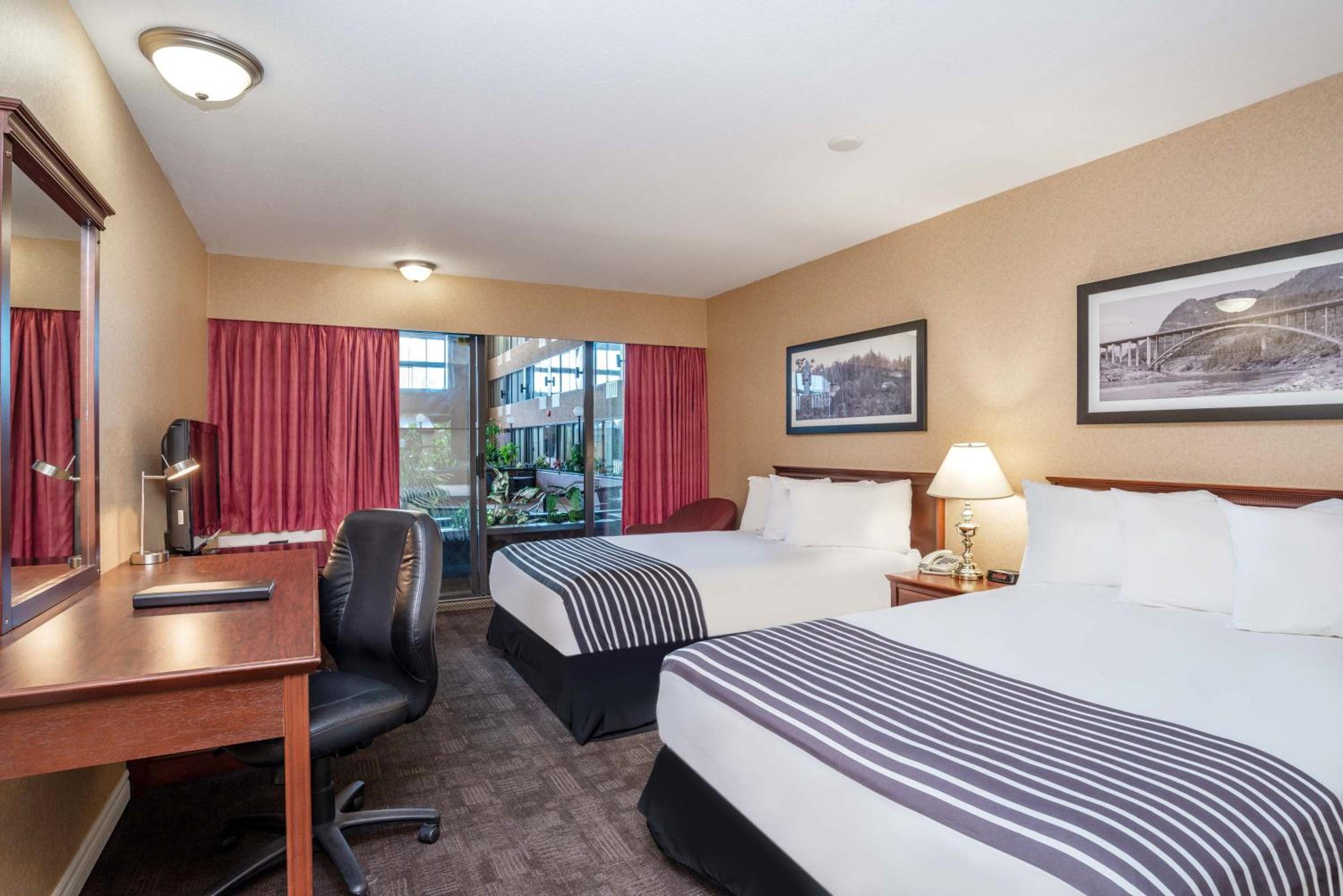 Standard Room, 2 Double Beds - Photo 1
