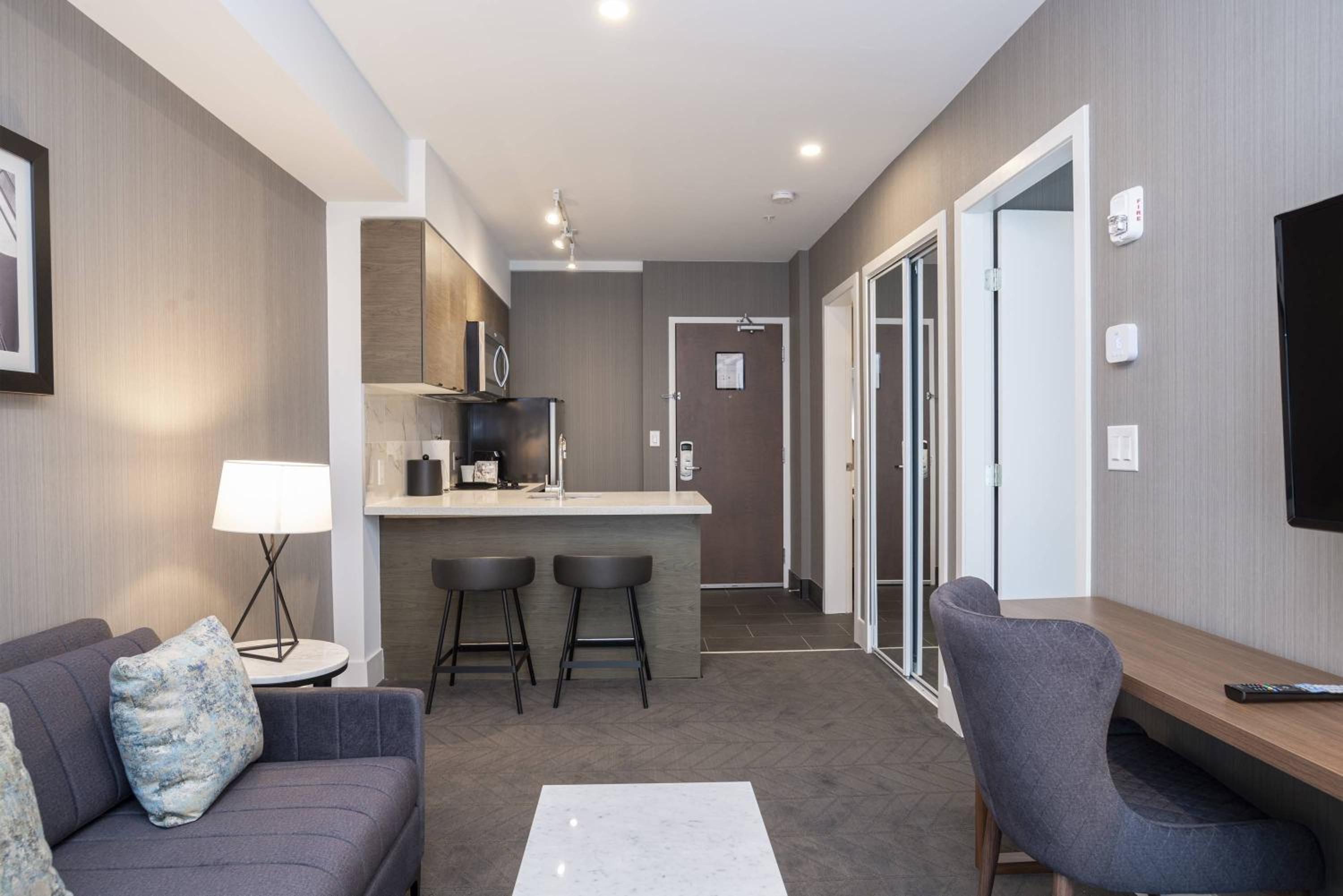 Standard Suite, 1 King Bed, Kitchen - Photo 7