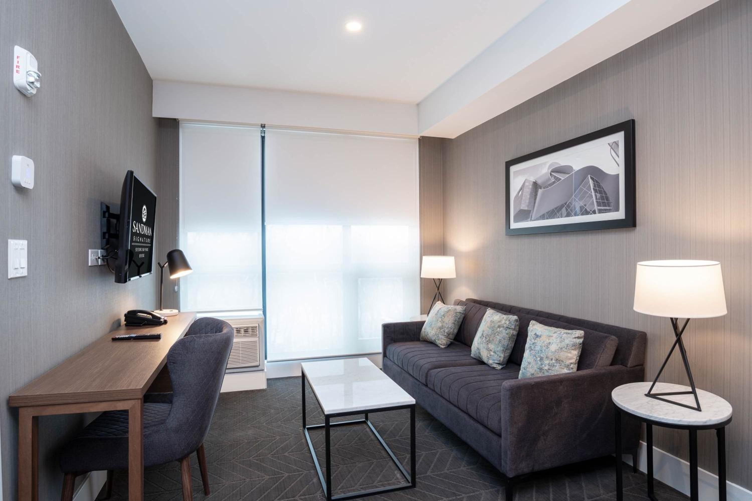 Standard Suite, 1 King Bed, Kitchen - Photo 6