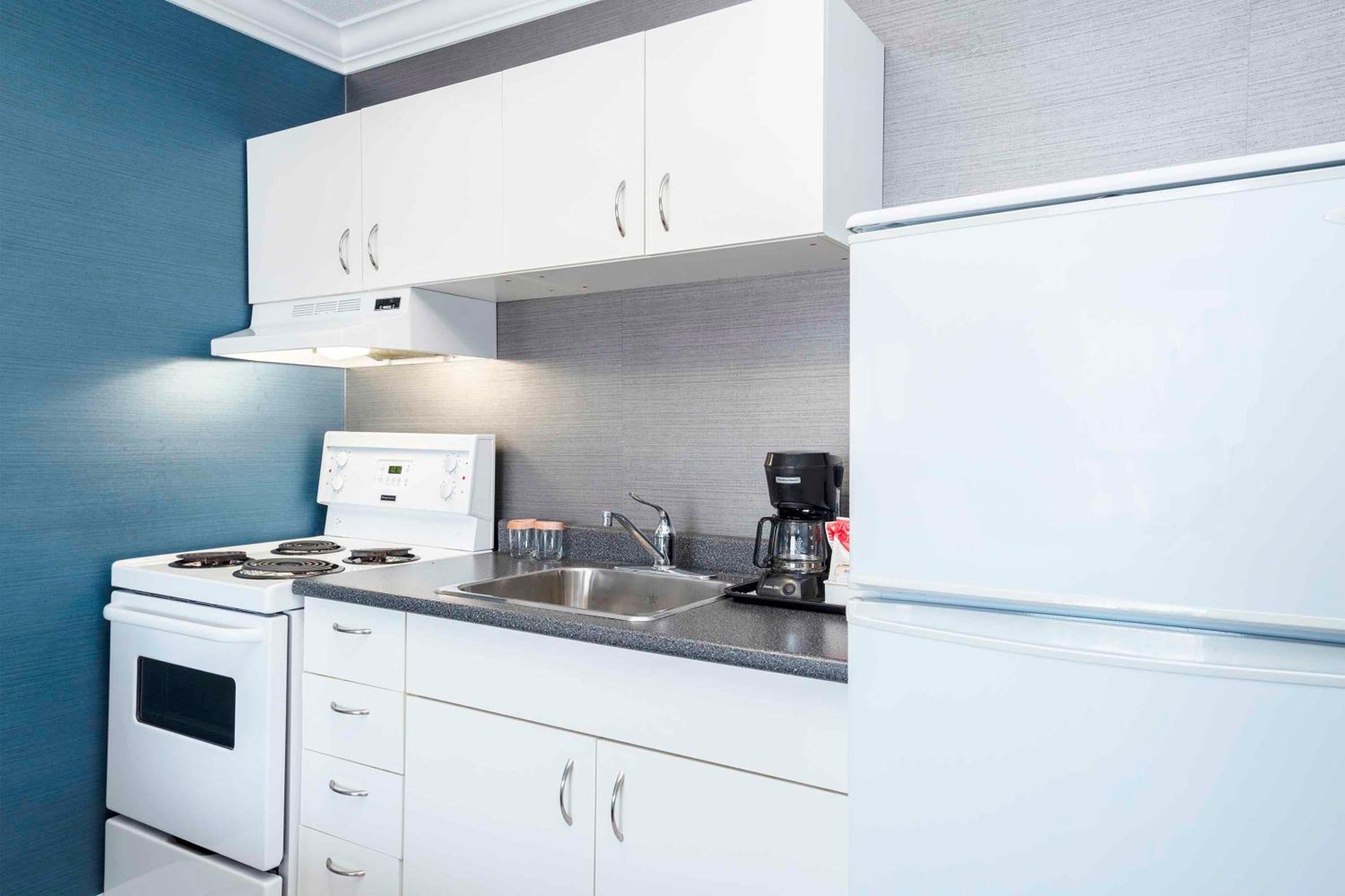 Studio Suite, 2 Double Beds, Kitchen - Photo 4