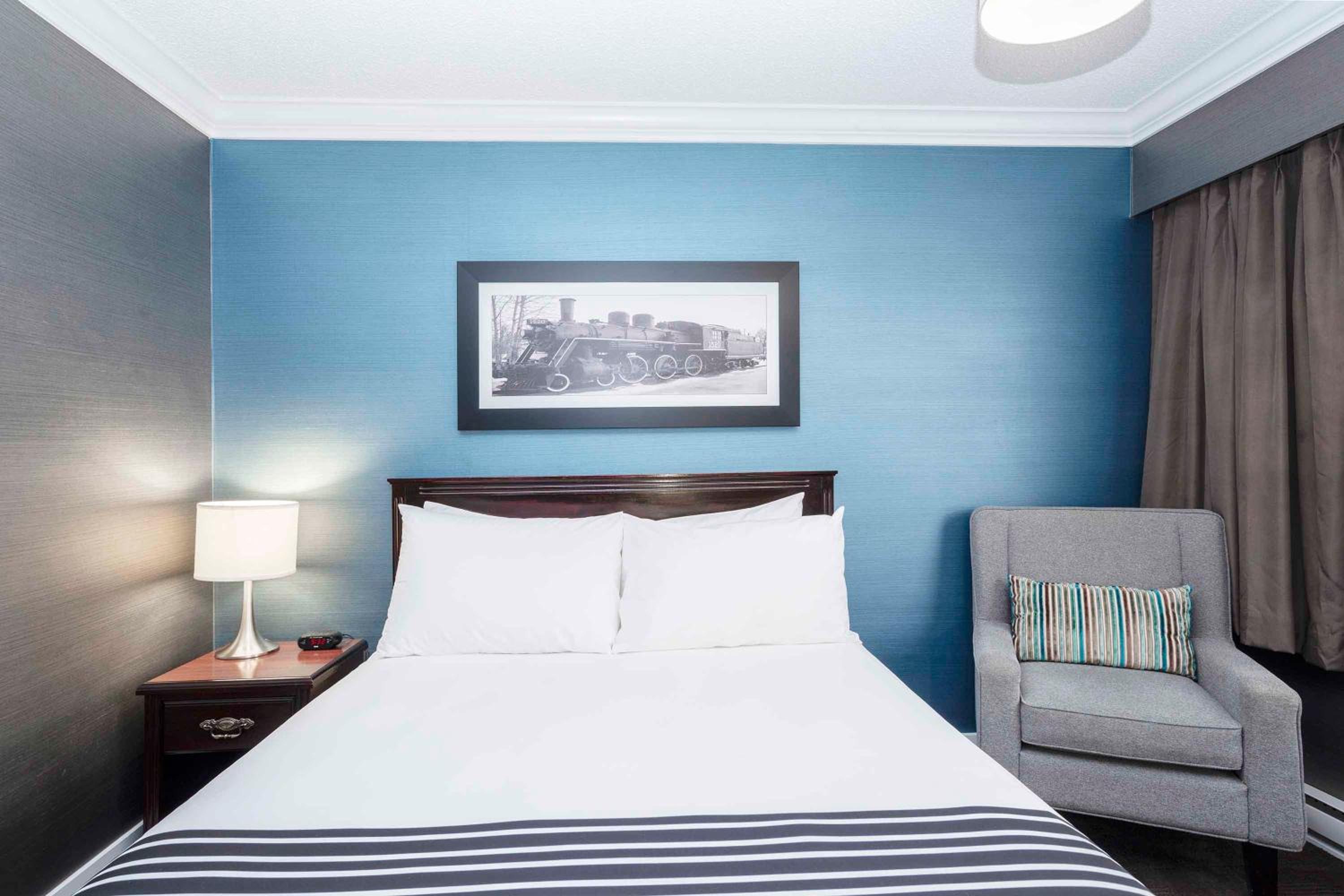 Standard Room, 1 Queen Bed - Photo 3