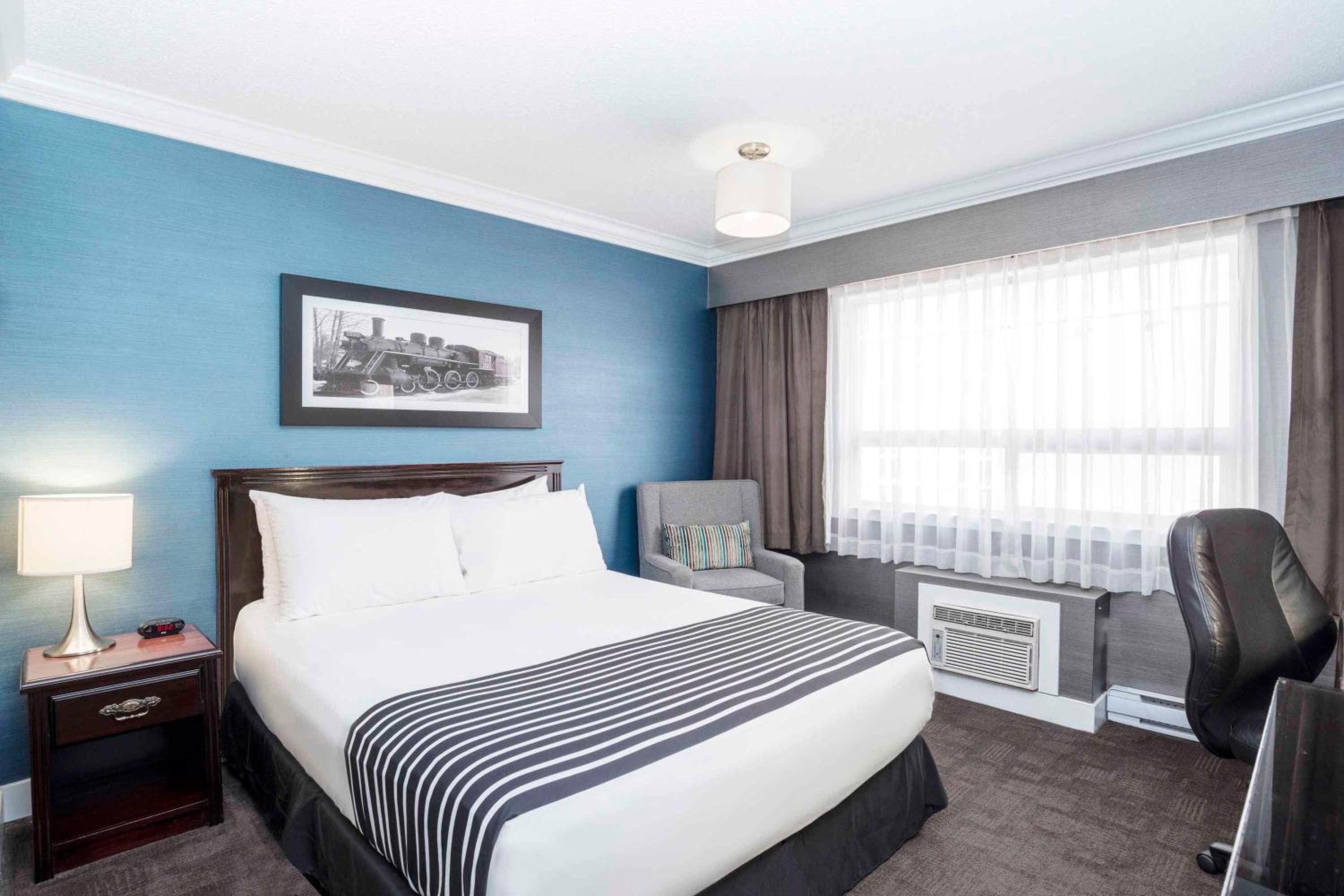 Standard Room, 1 Queen Bed - Photo 1