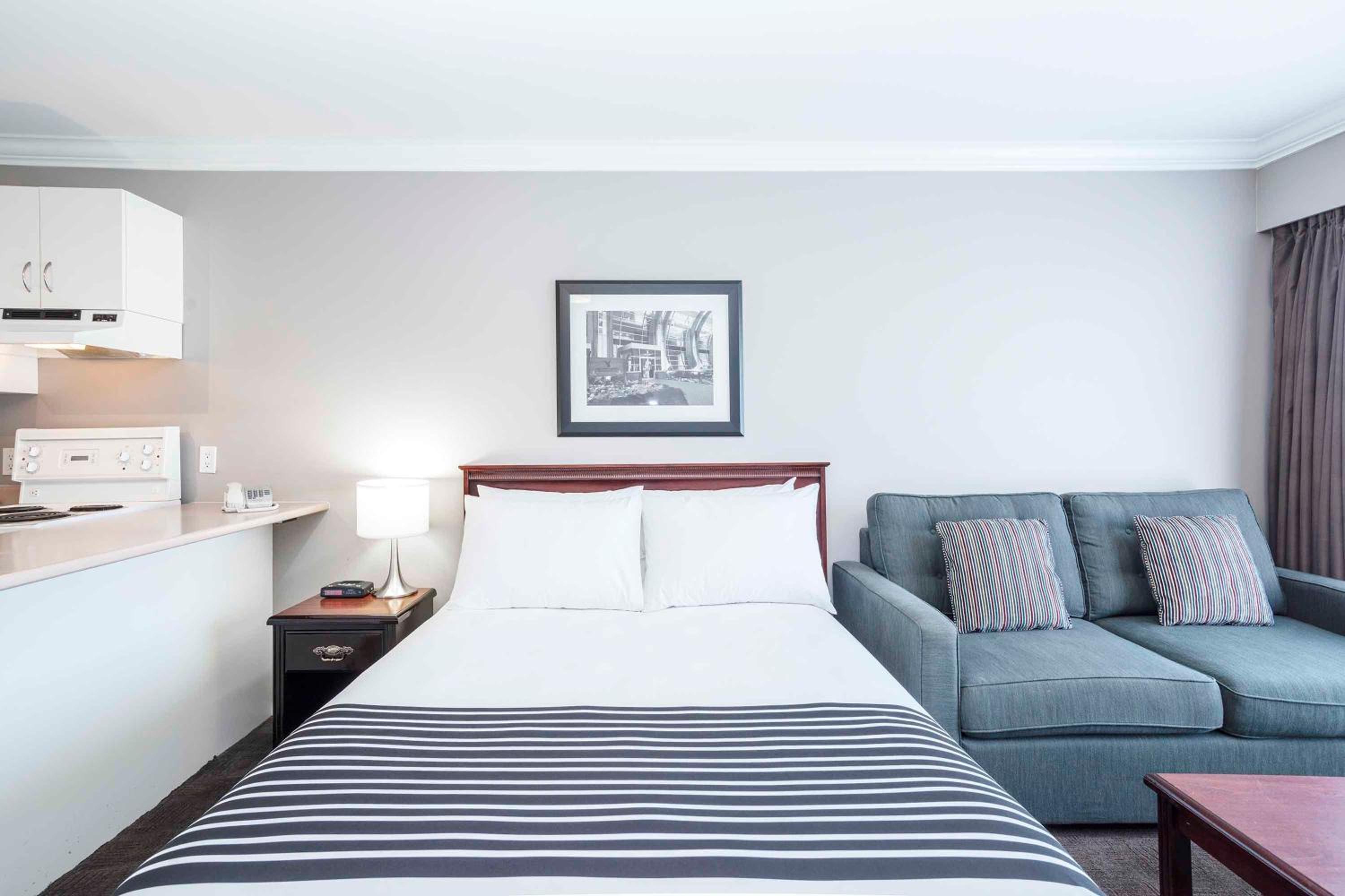 Studio Suite, 1 Queen Bed, Sofa Bed, Kitchen - Photo 2