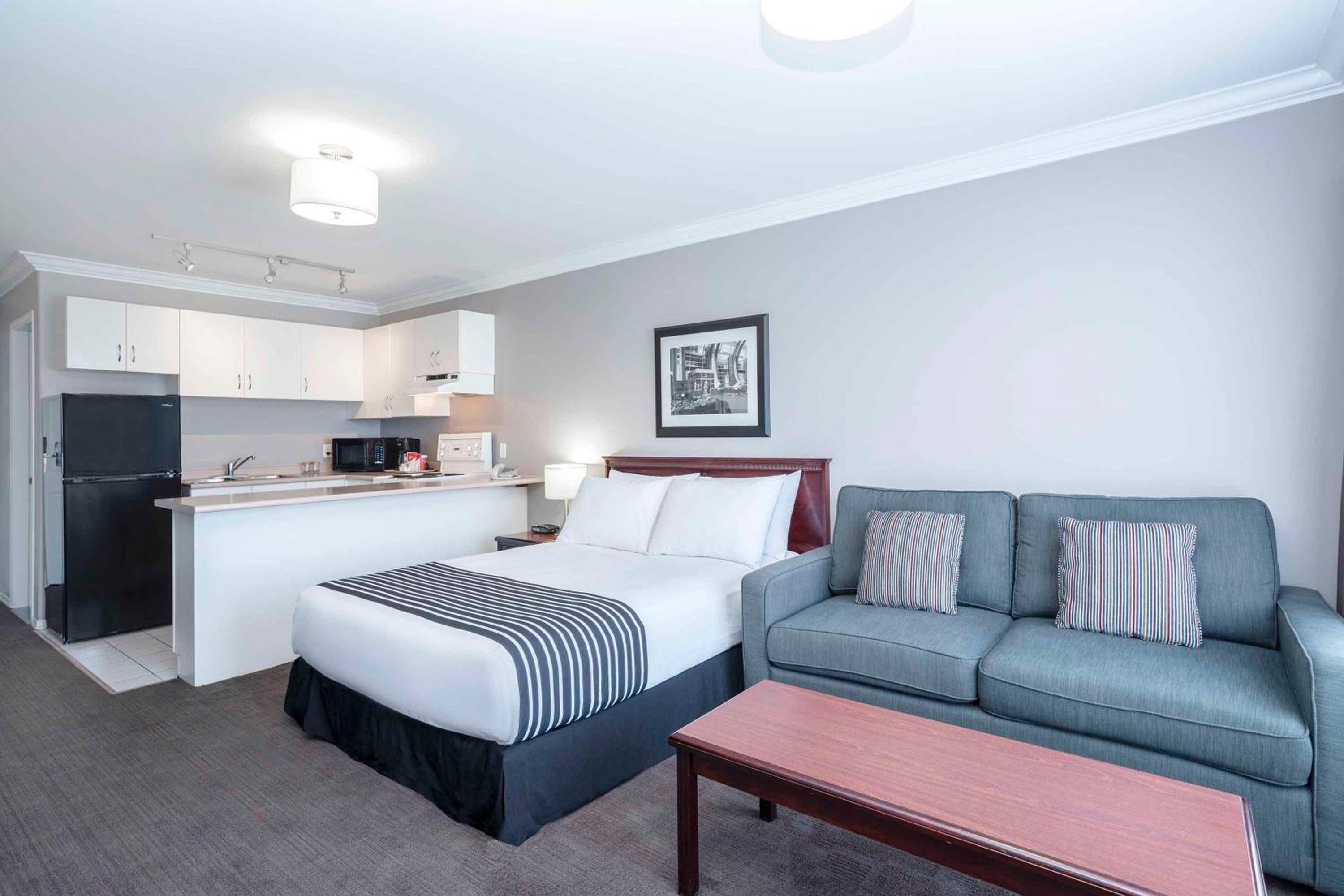 Studio Suite, 1 Queen Bed, Sofa Bed, Kitchen - Photo 1