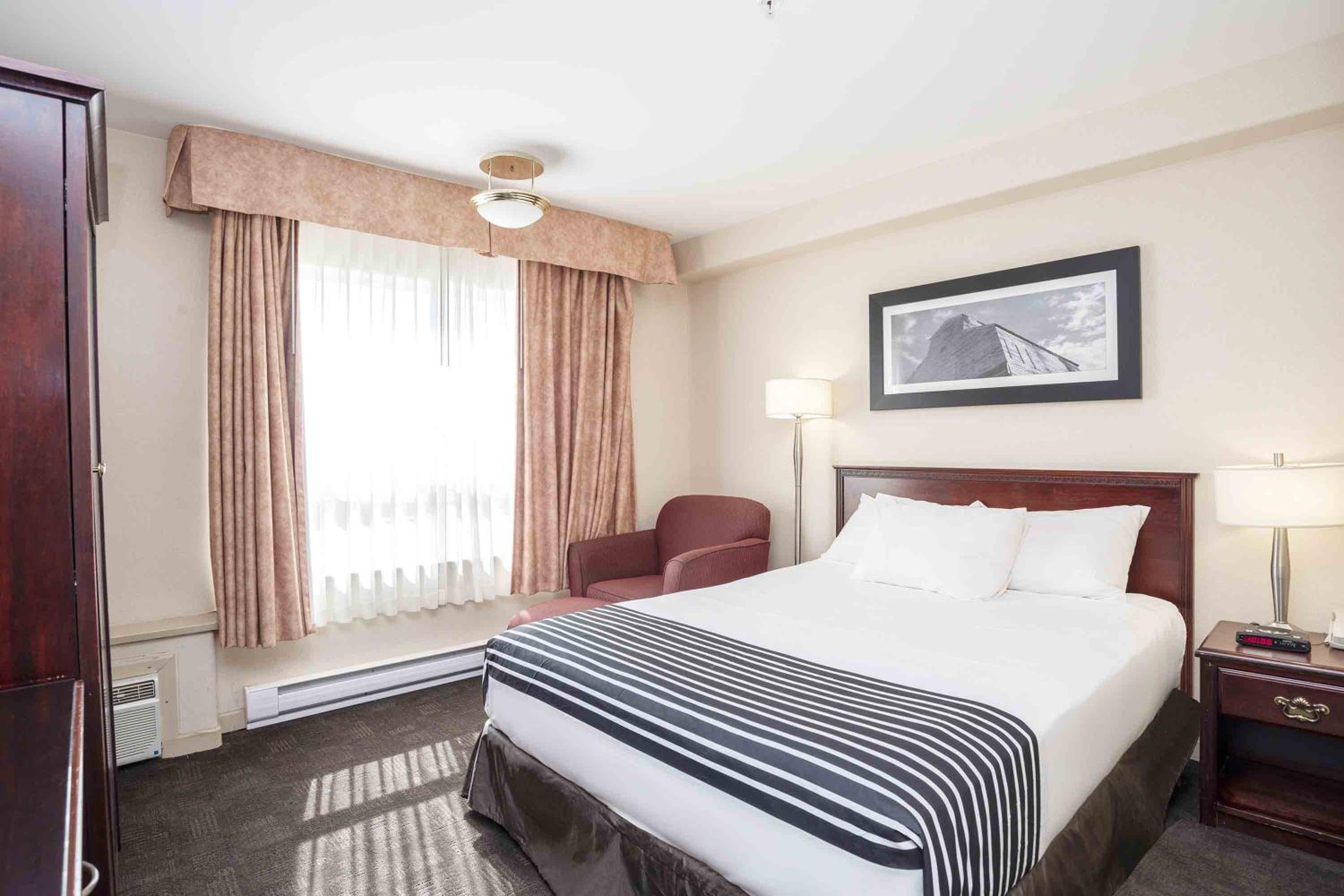 Queen Room photo 2