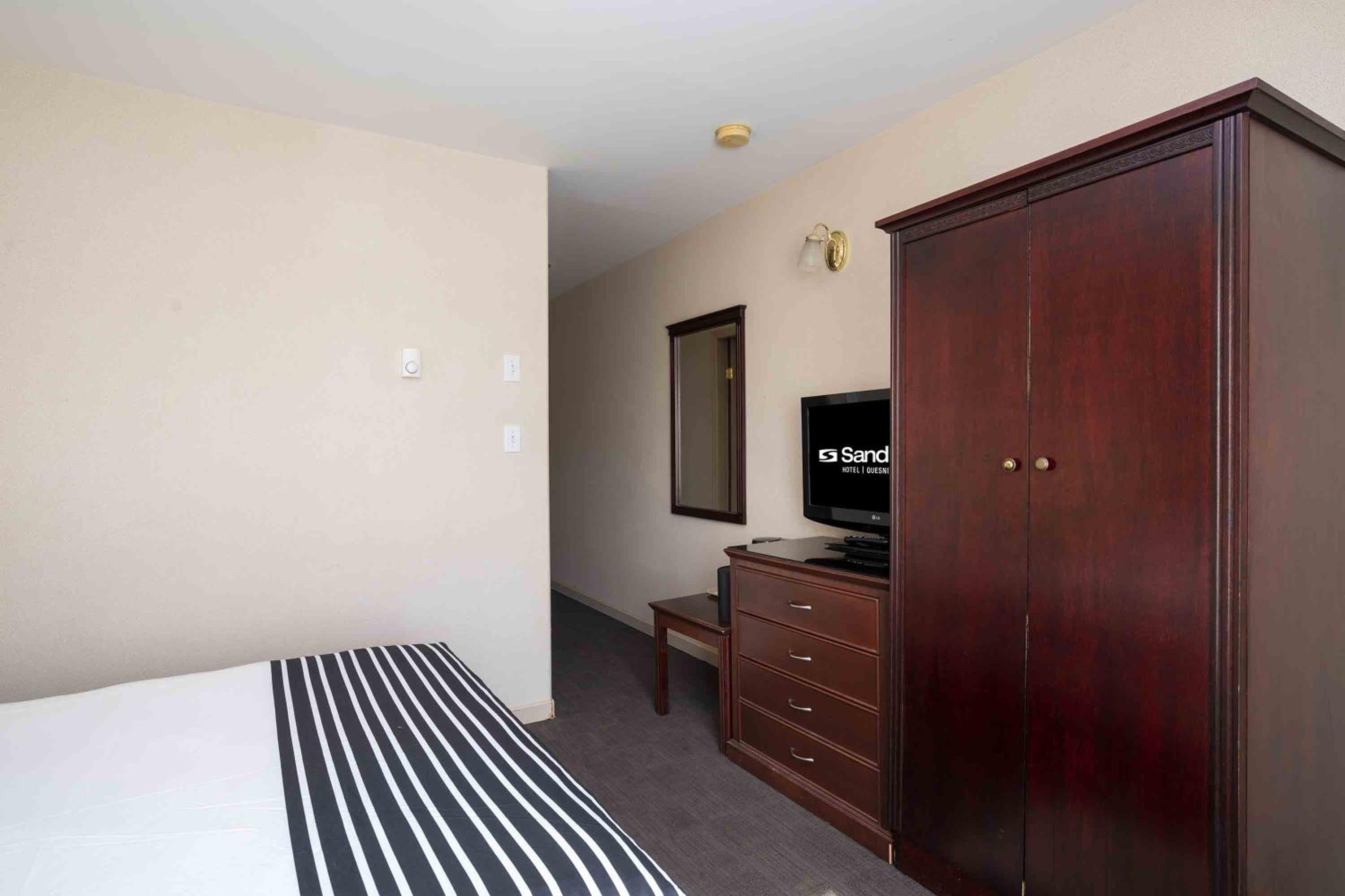 Queen Room photo 1