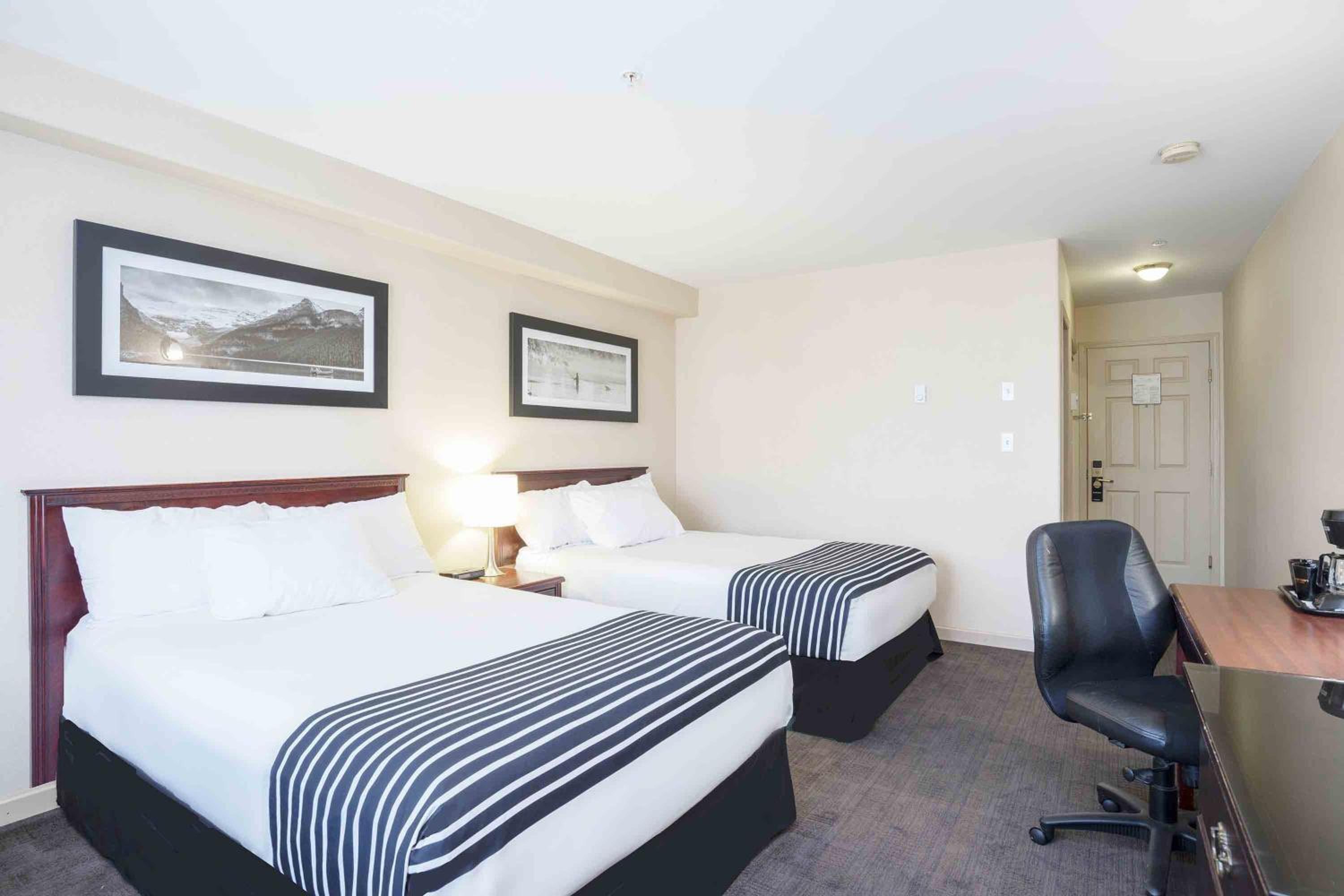 Double Room With Two Double Beds photo 2