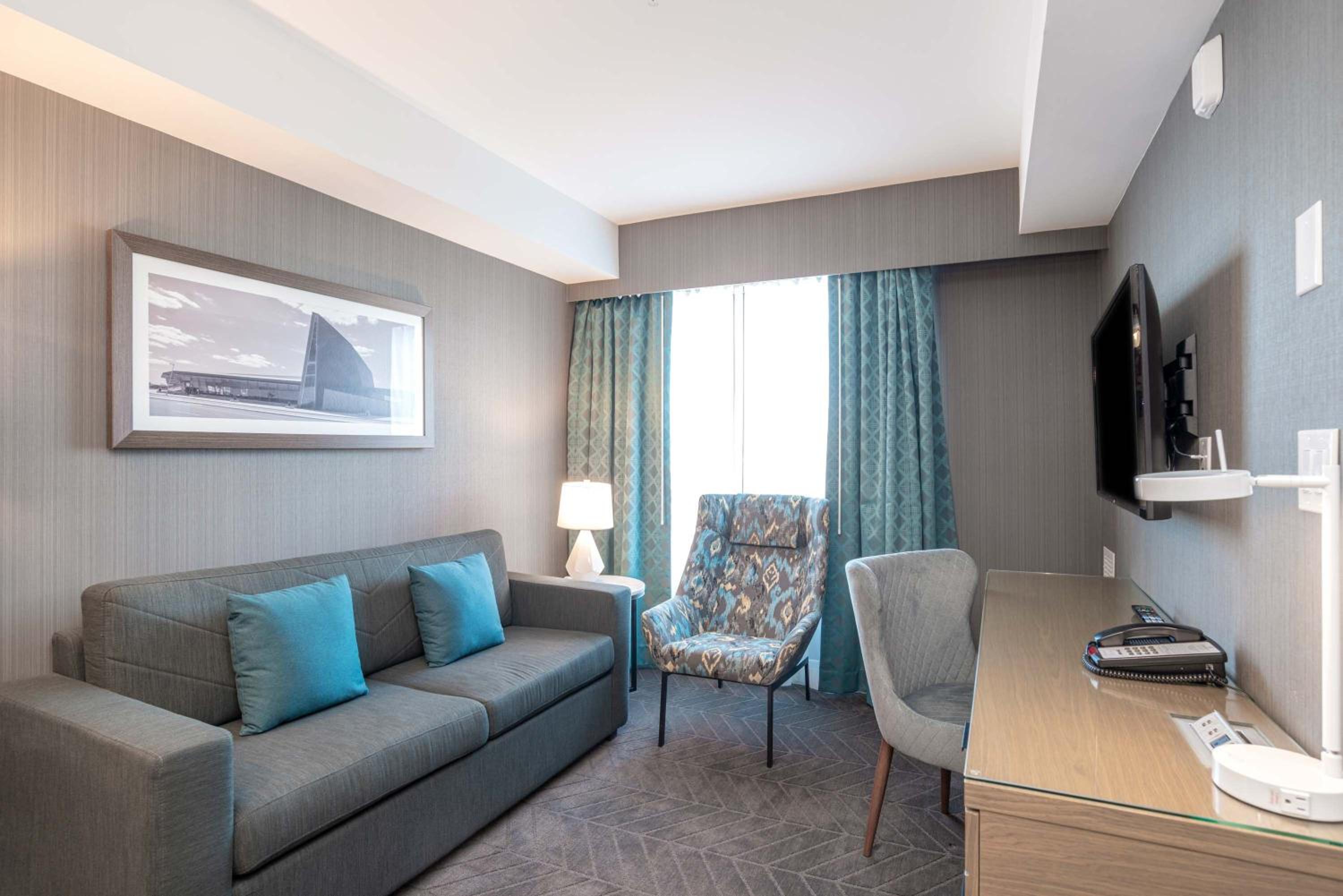 Standard Suite, 1 King Bed, Kitchen thumbnail 6