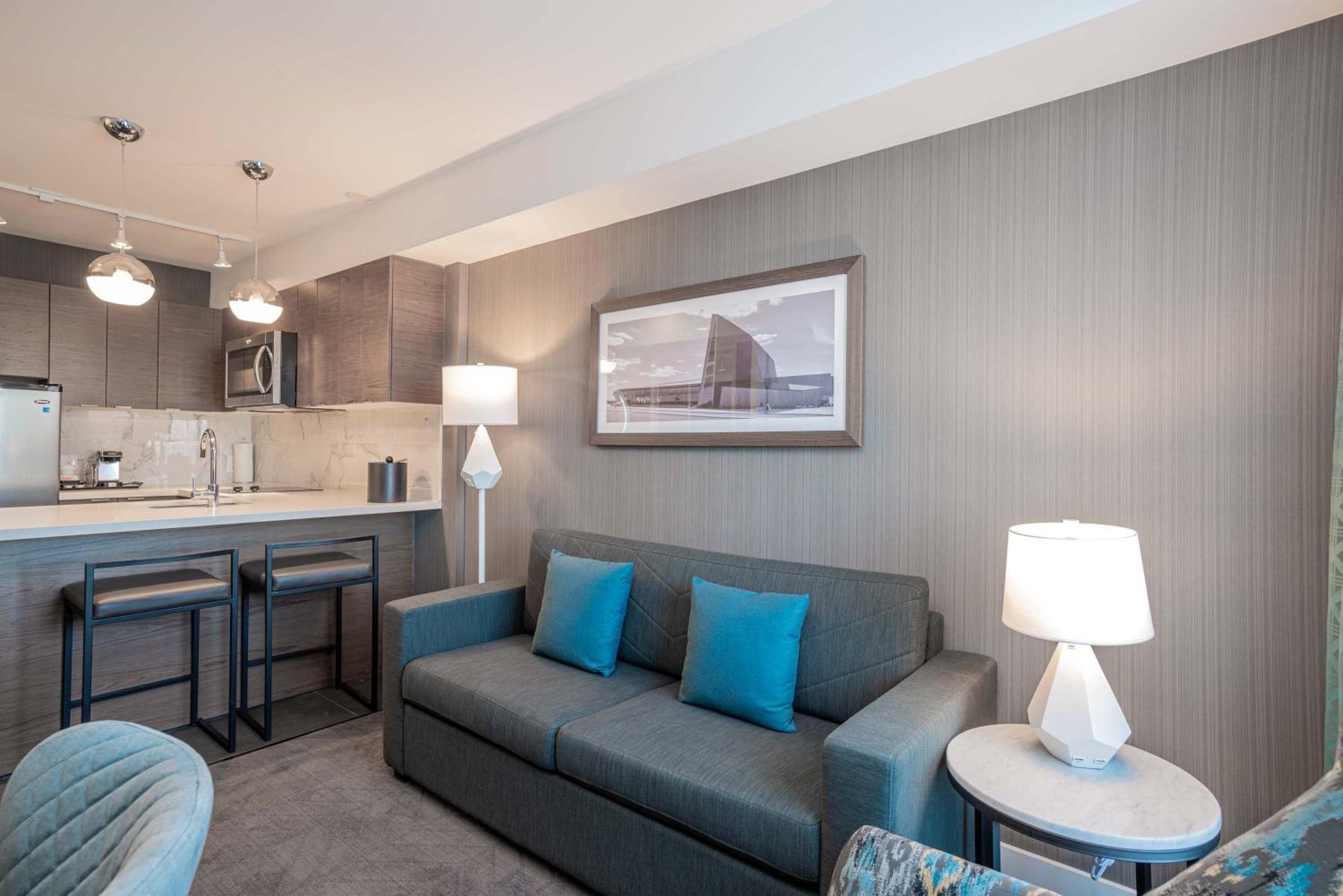 Standard Suite, 1 King Bed, Kitchen thumbnail 5