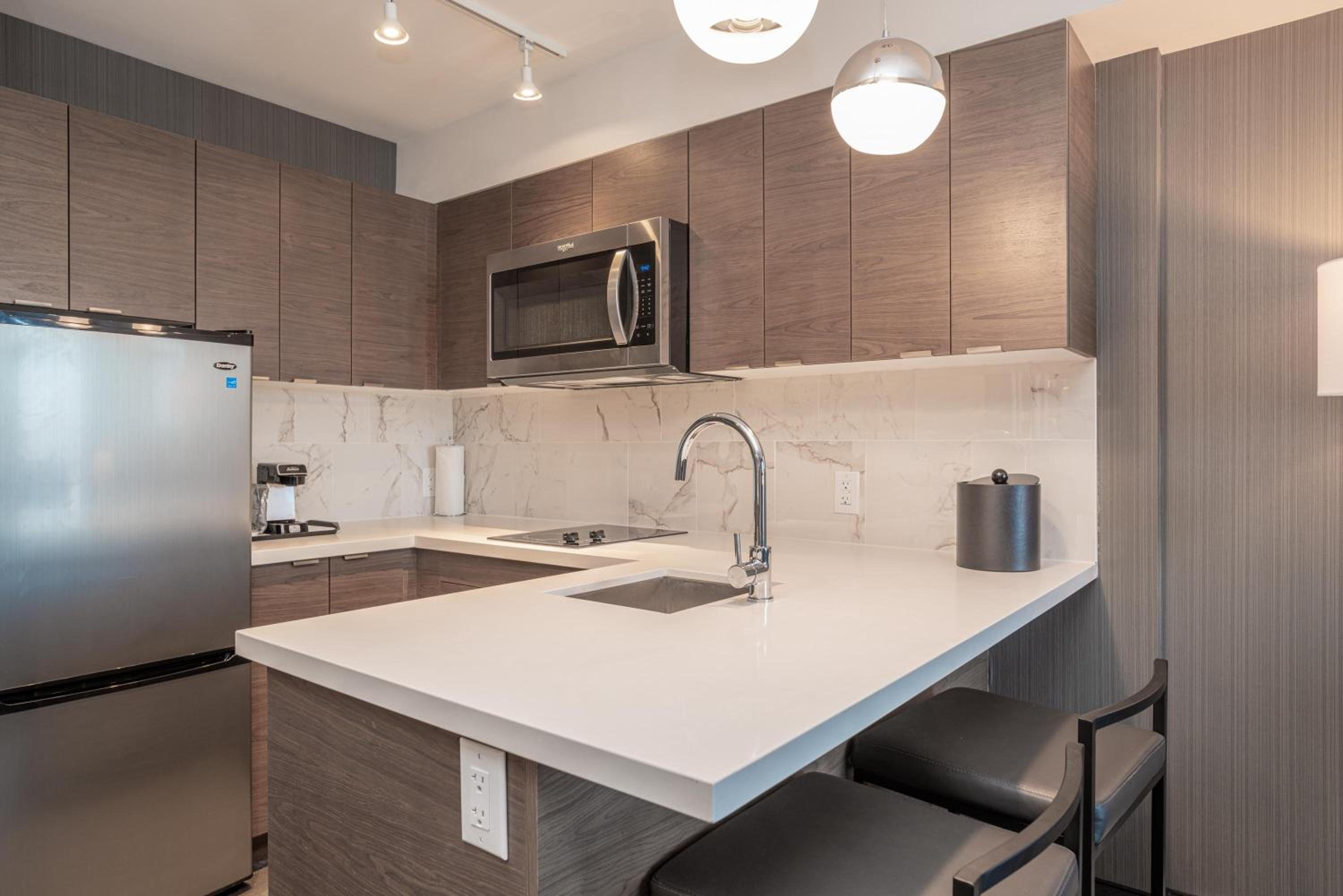 Standard Suite, 1 King Bed, Kitchen