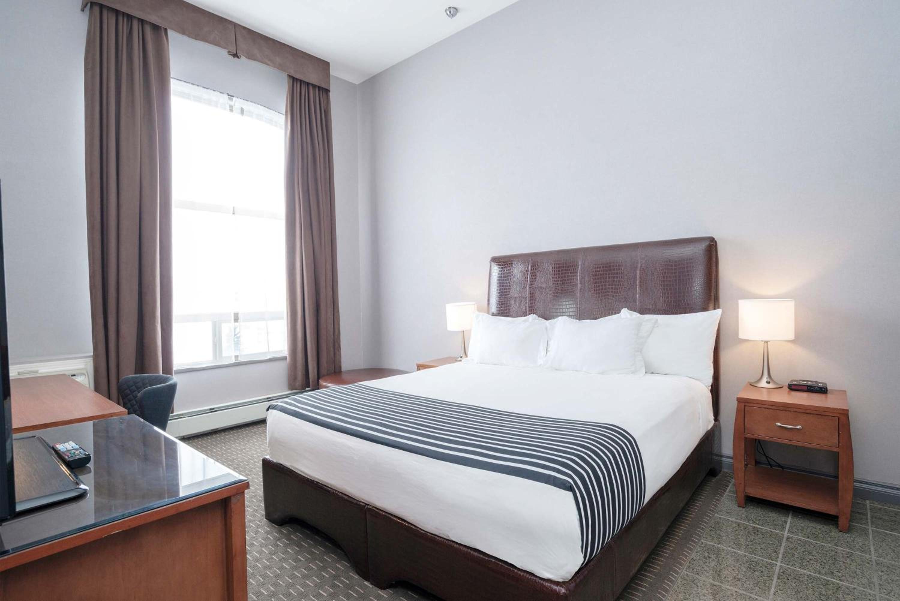 Jacuzzi Suite, 1 King Bed, Kitchenette - Photo 1