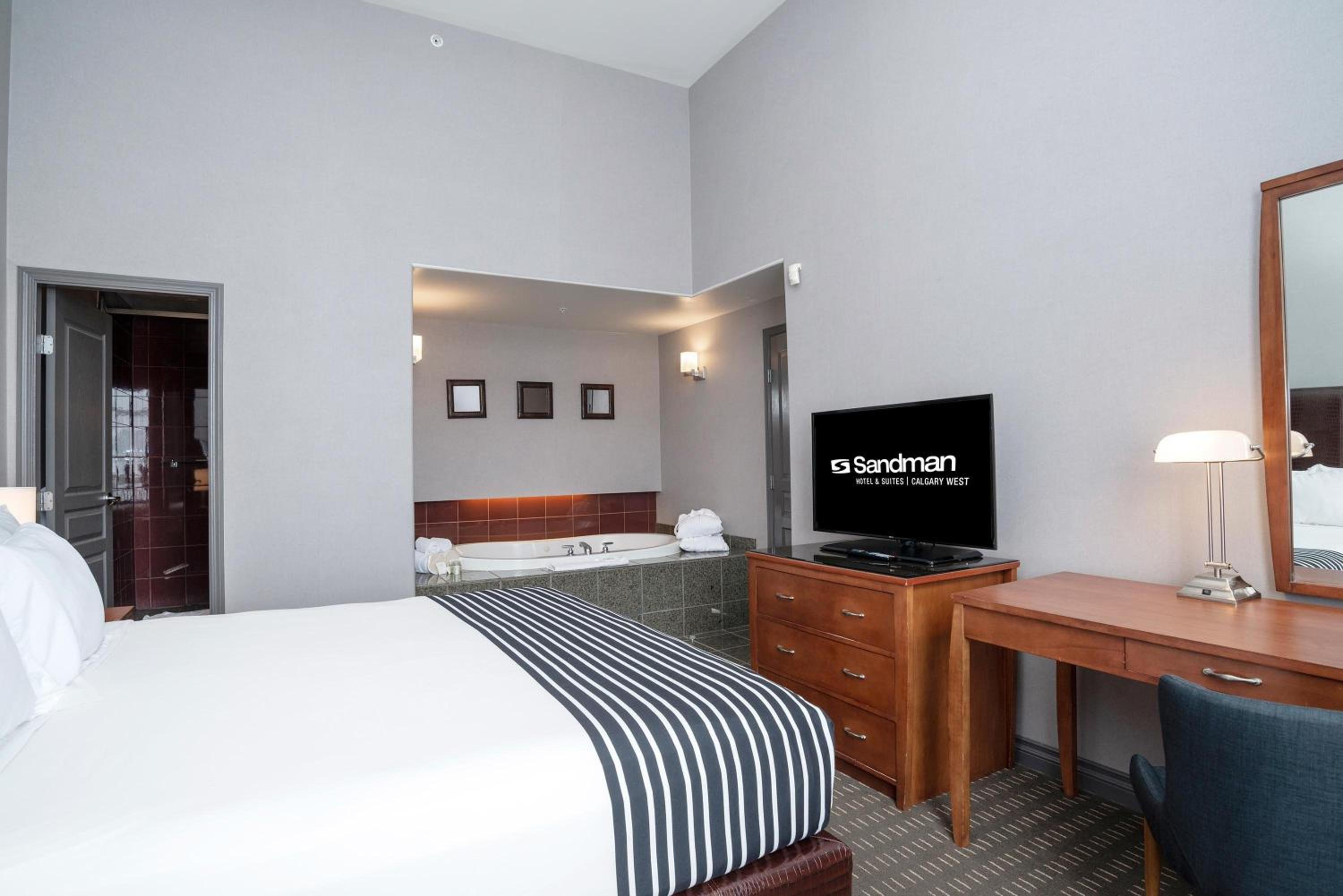 Jacuzzi Suite, 1 King Bed, Kitchenette - Photo 8