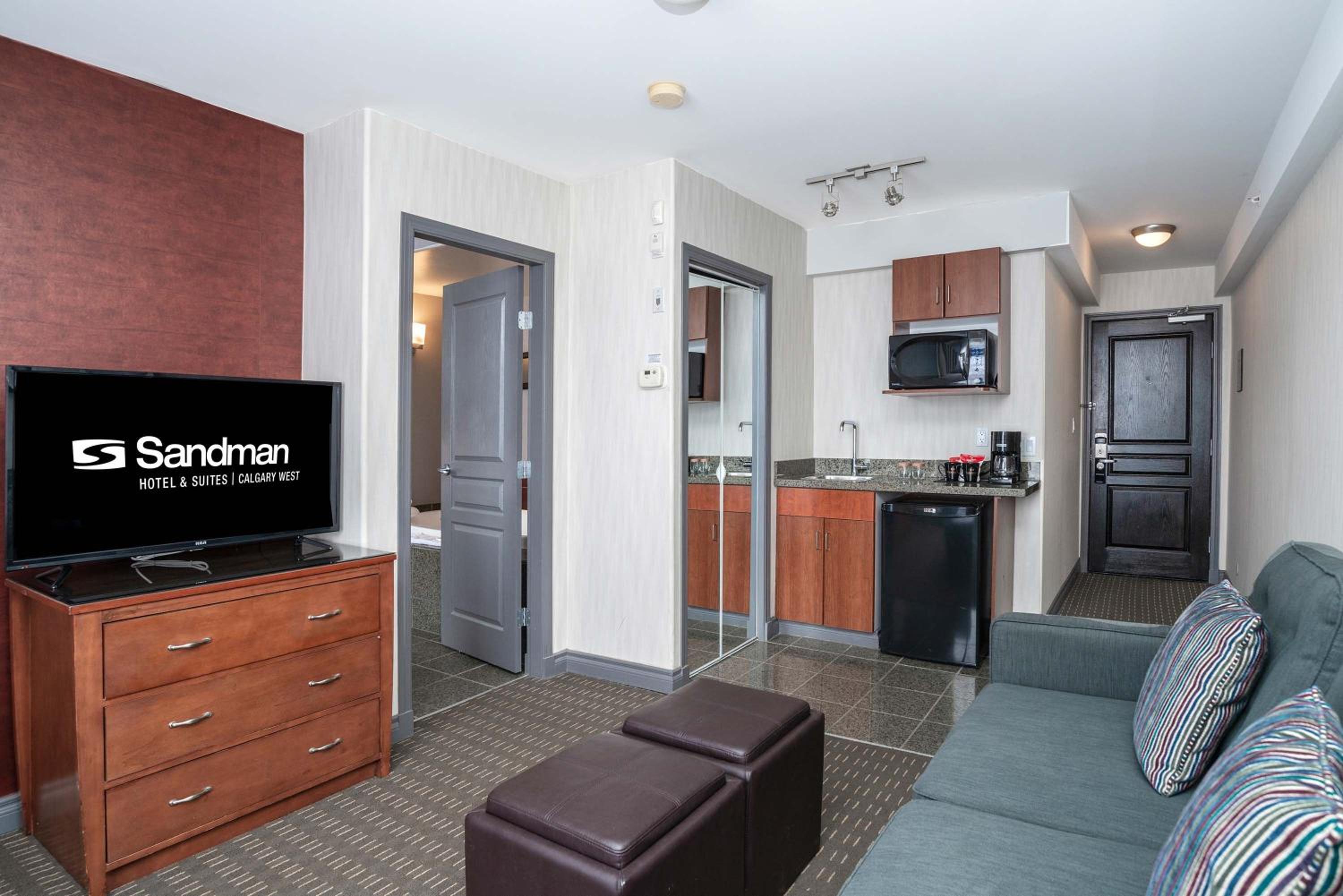 Jacuzzi Suite, 1 King Bed, Kitchenette - Photo 4