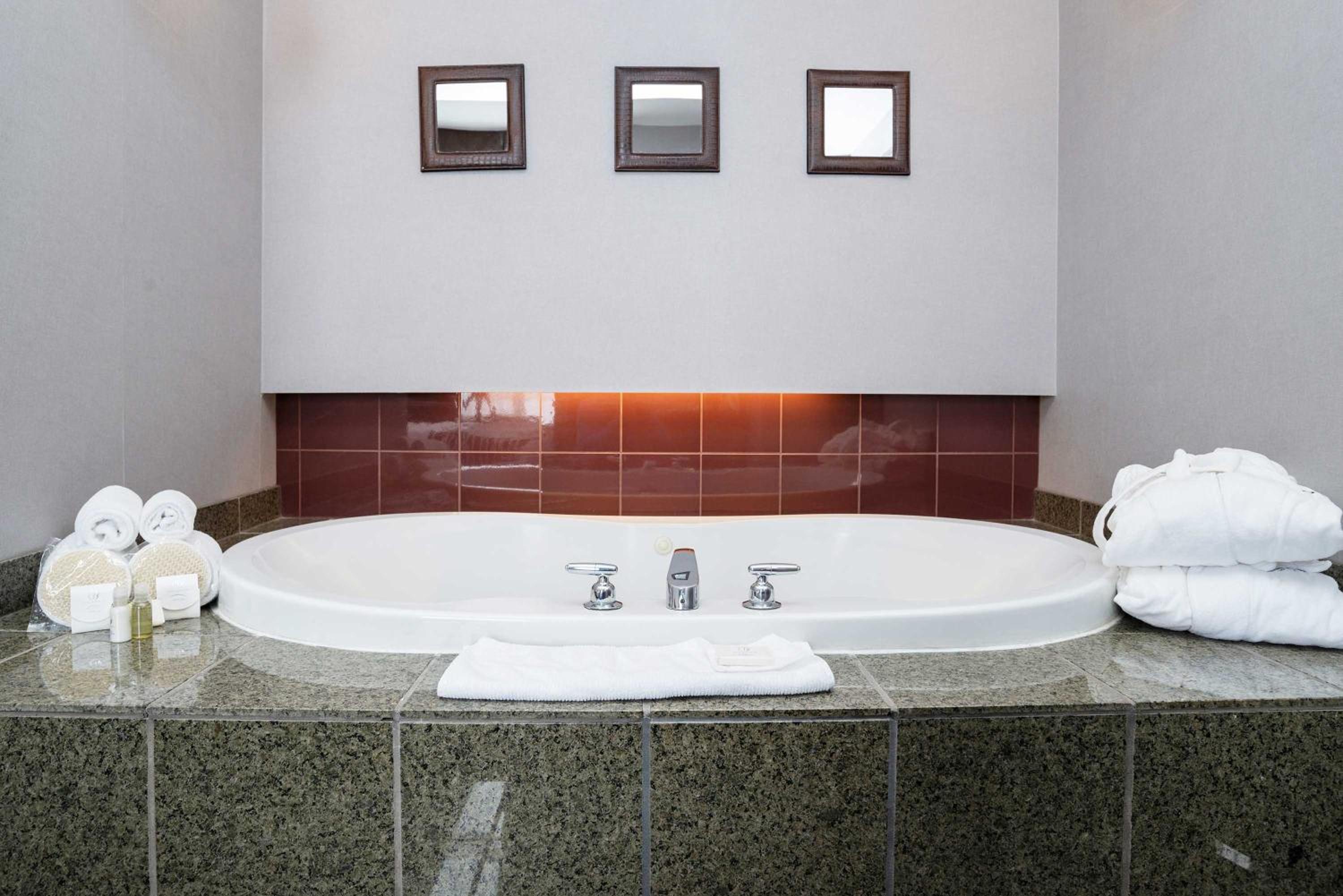 Jacuzzi Suite, 1 King Bed, Kitchenette - Photo 2
