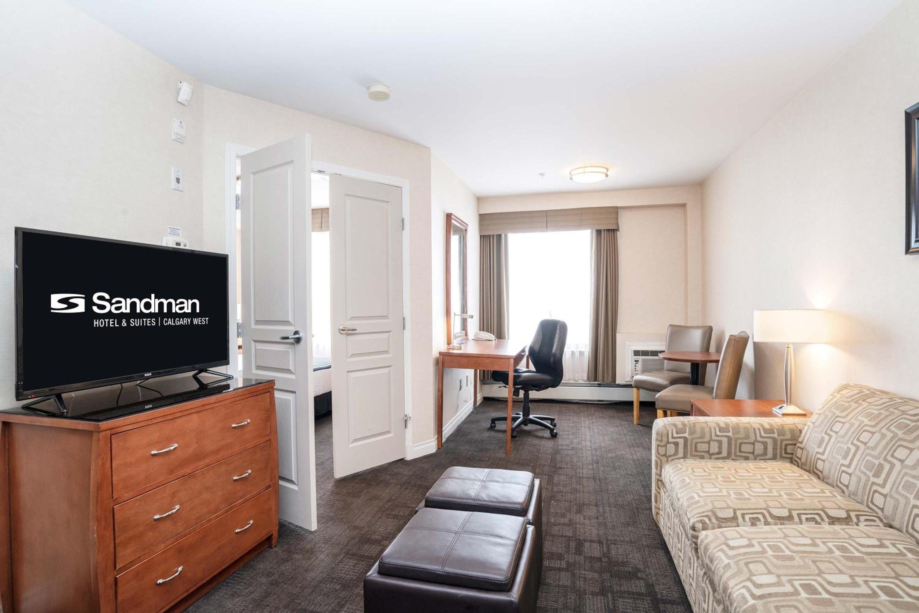 Grand Suite, 1 King Bed, Sofa Bed, Kitchenette - Photo 2