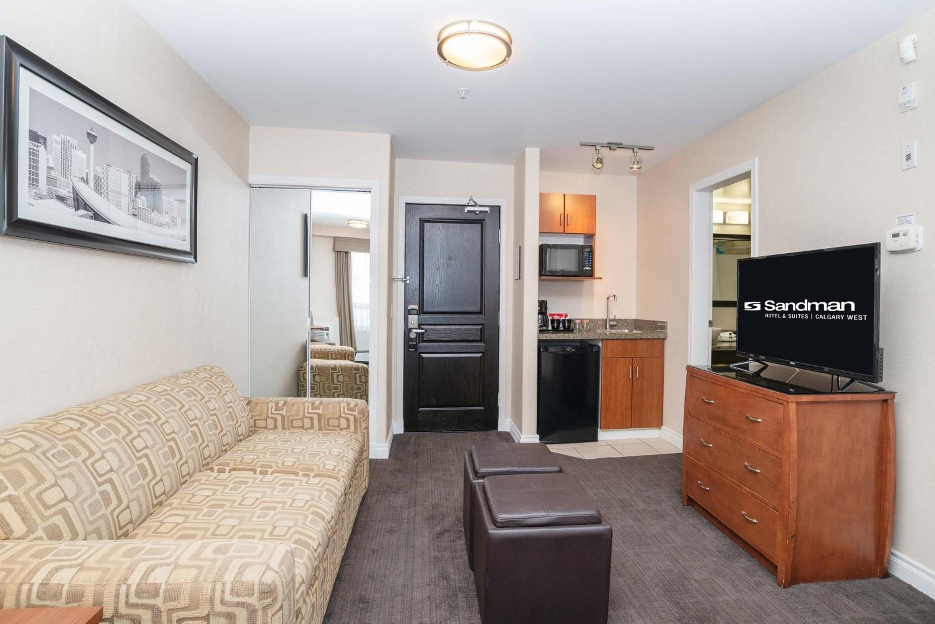Grand Suite, 1 King Bed, Sofa Bed, Kitchenette - Photo 3