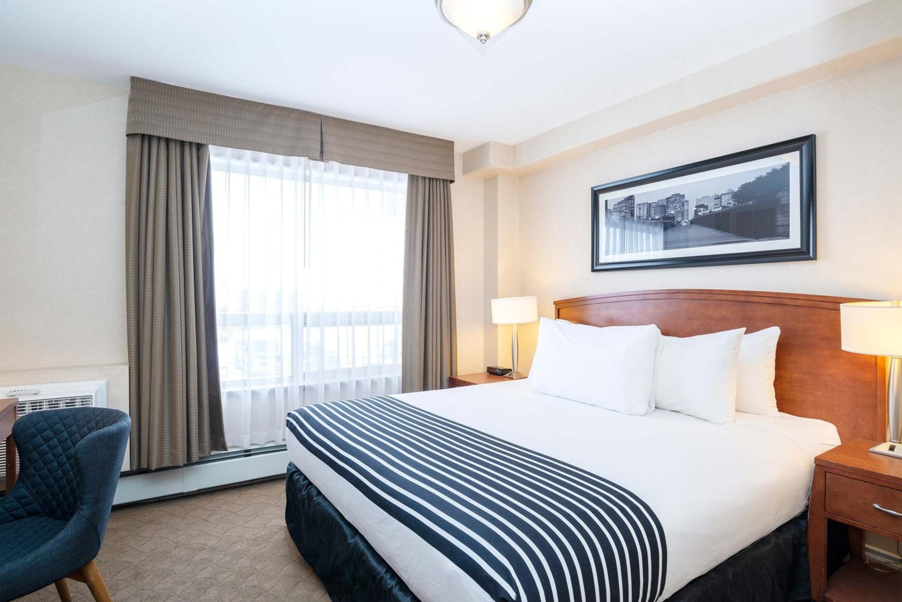 Family Suite, 1 King Bed, 2 Single Beds, Kitchenette - Photo 1