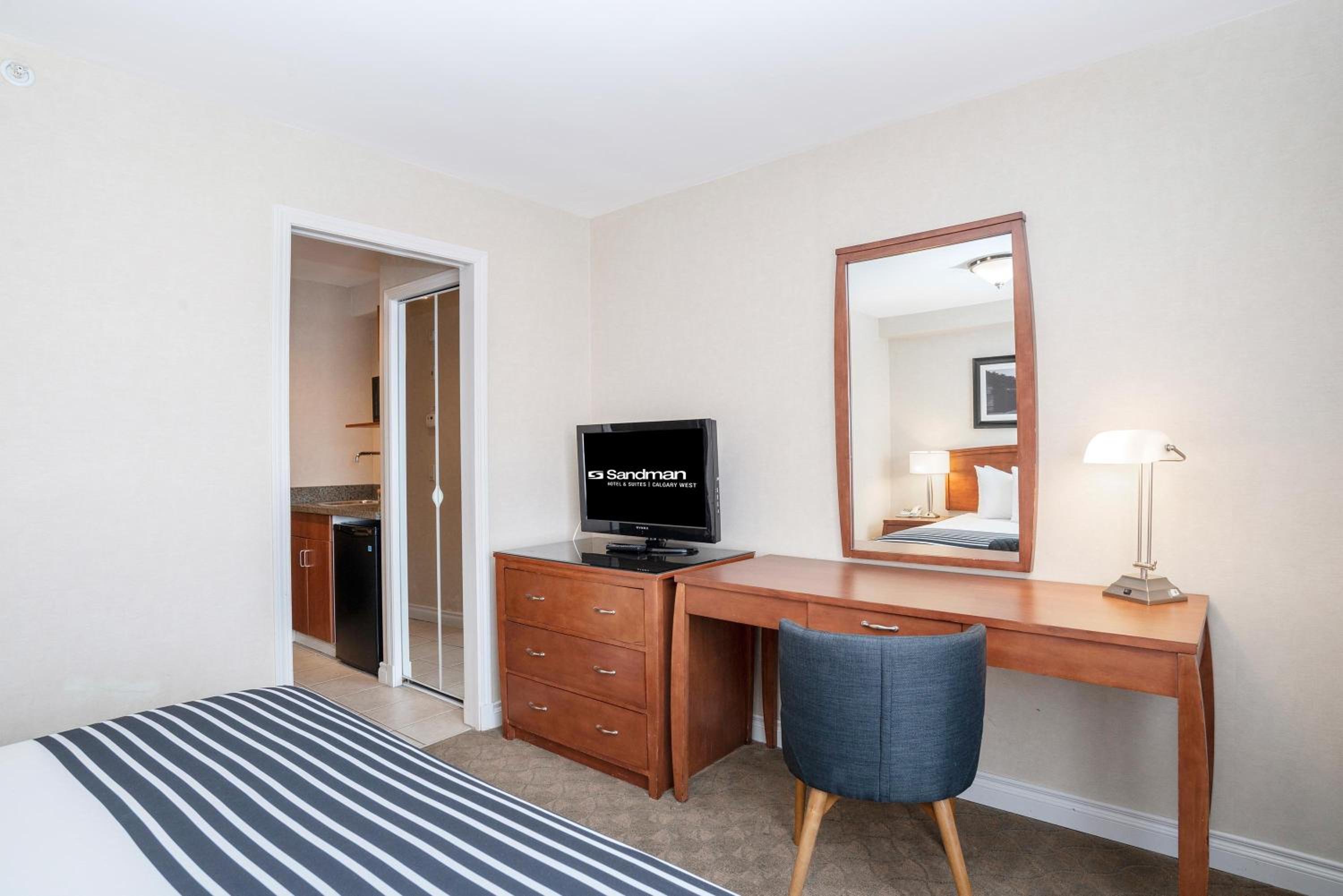 Family Suite, 1 King Bed, 2 Single Beds, Kitchenette - Photo 5