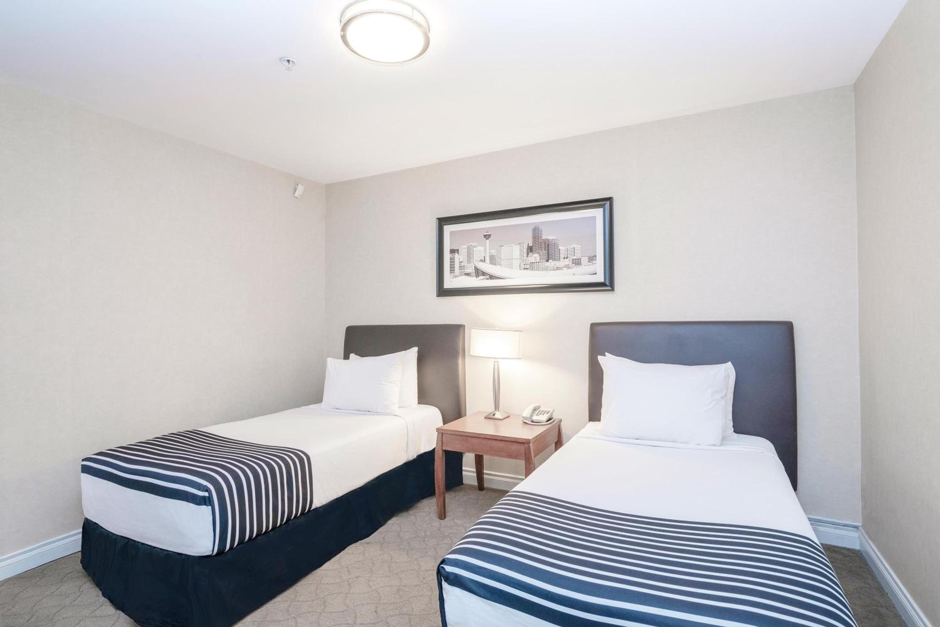 Family Suite, 1 King Bed, 2 Single Beds, Kitchenette - Photo 4