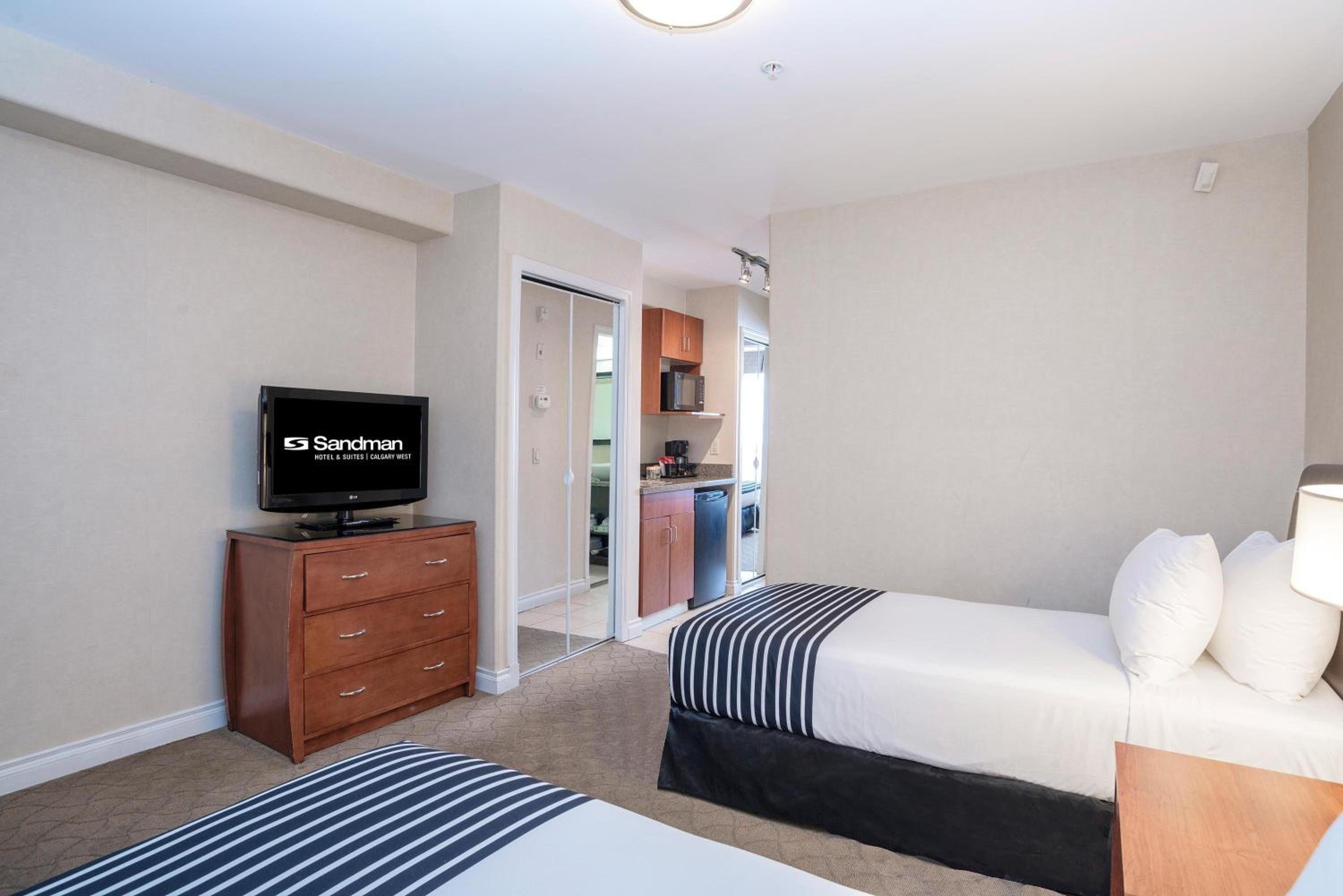 Family Suite, 1 King Bed, 2 Single Beds, Kitchenette - Photo 3