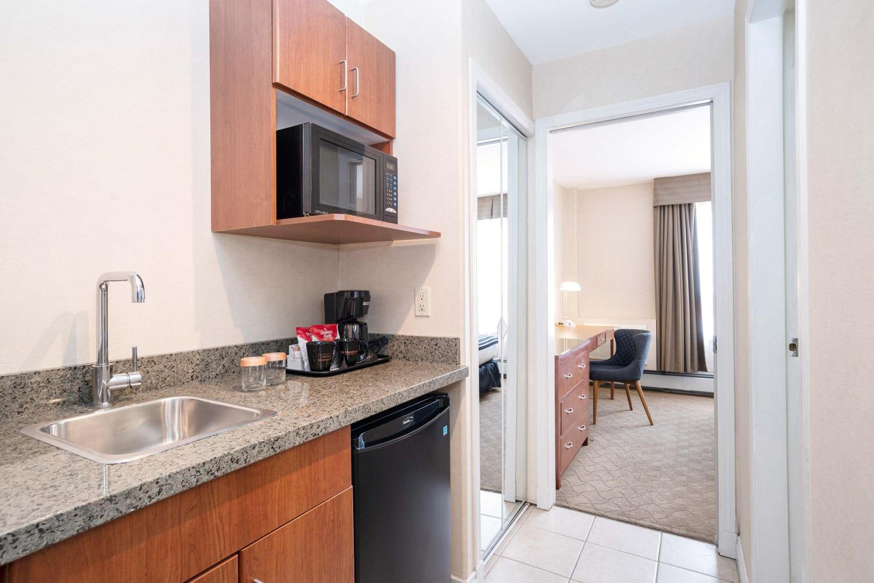 Family Suite, 1 King Bed, 2 Single Beds, Kitchenette - Photo 2